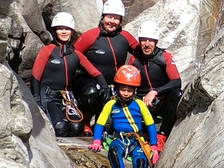 Μπόγκερα: Οικογενειακή περιπέτεια με canyoning στα Βραχώδη Όρη με παιδιά