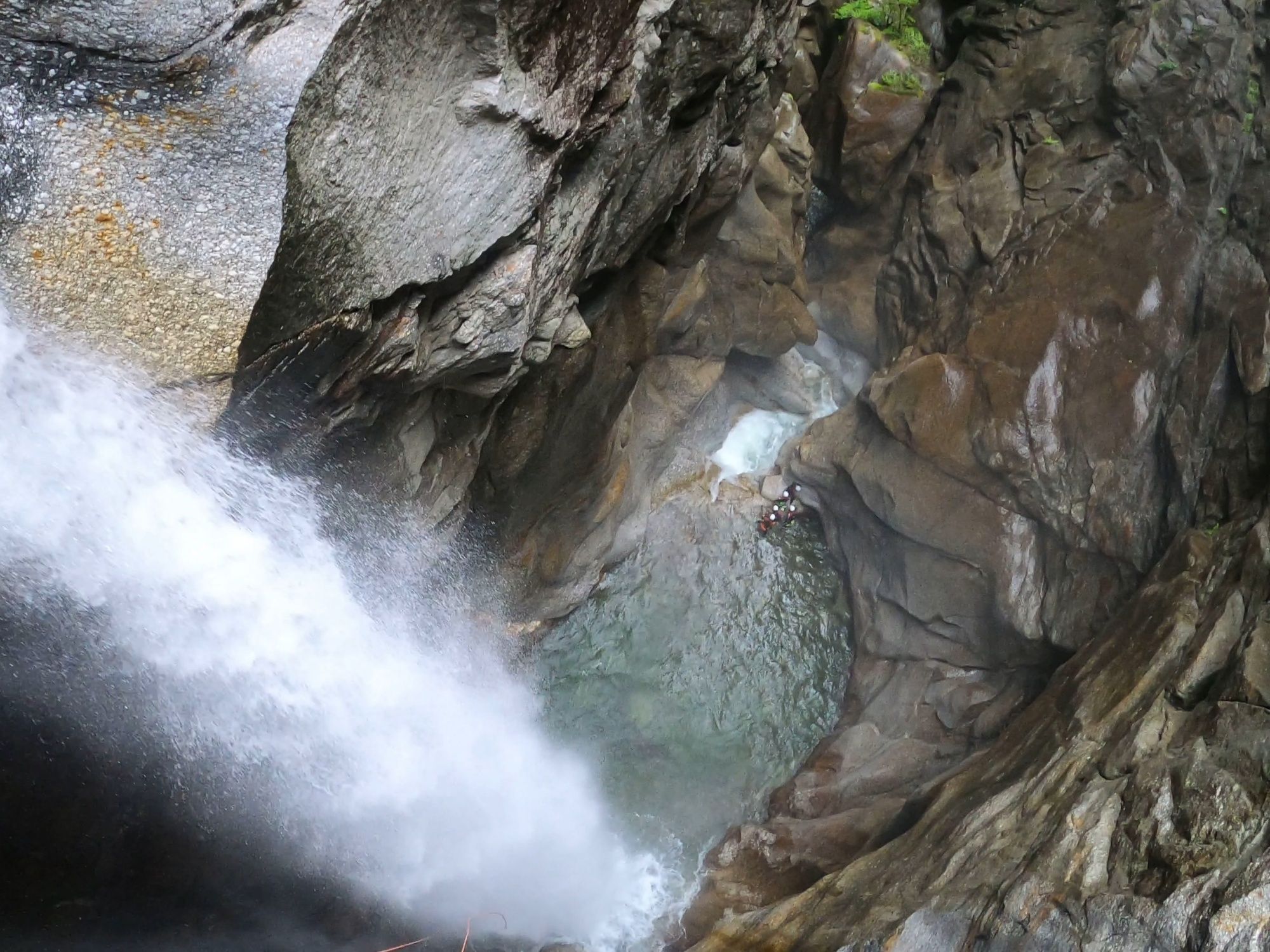 Gola di Pontirone: Avventura di canyoning nella straordinaria natura della gola in estate.