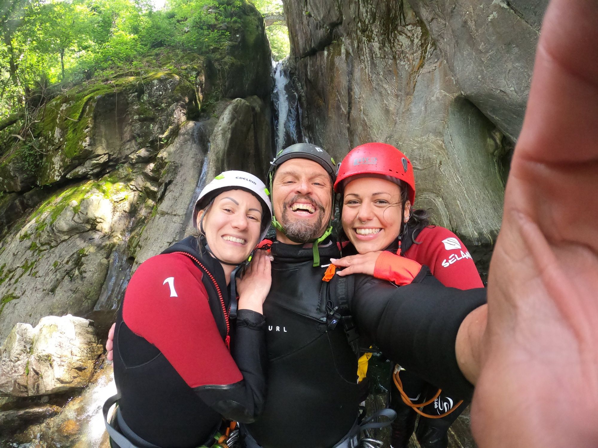 Canyoning nel Maggiatal Val Grande: Vivi avventure con amici nella natura.