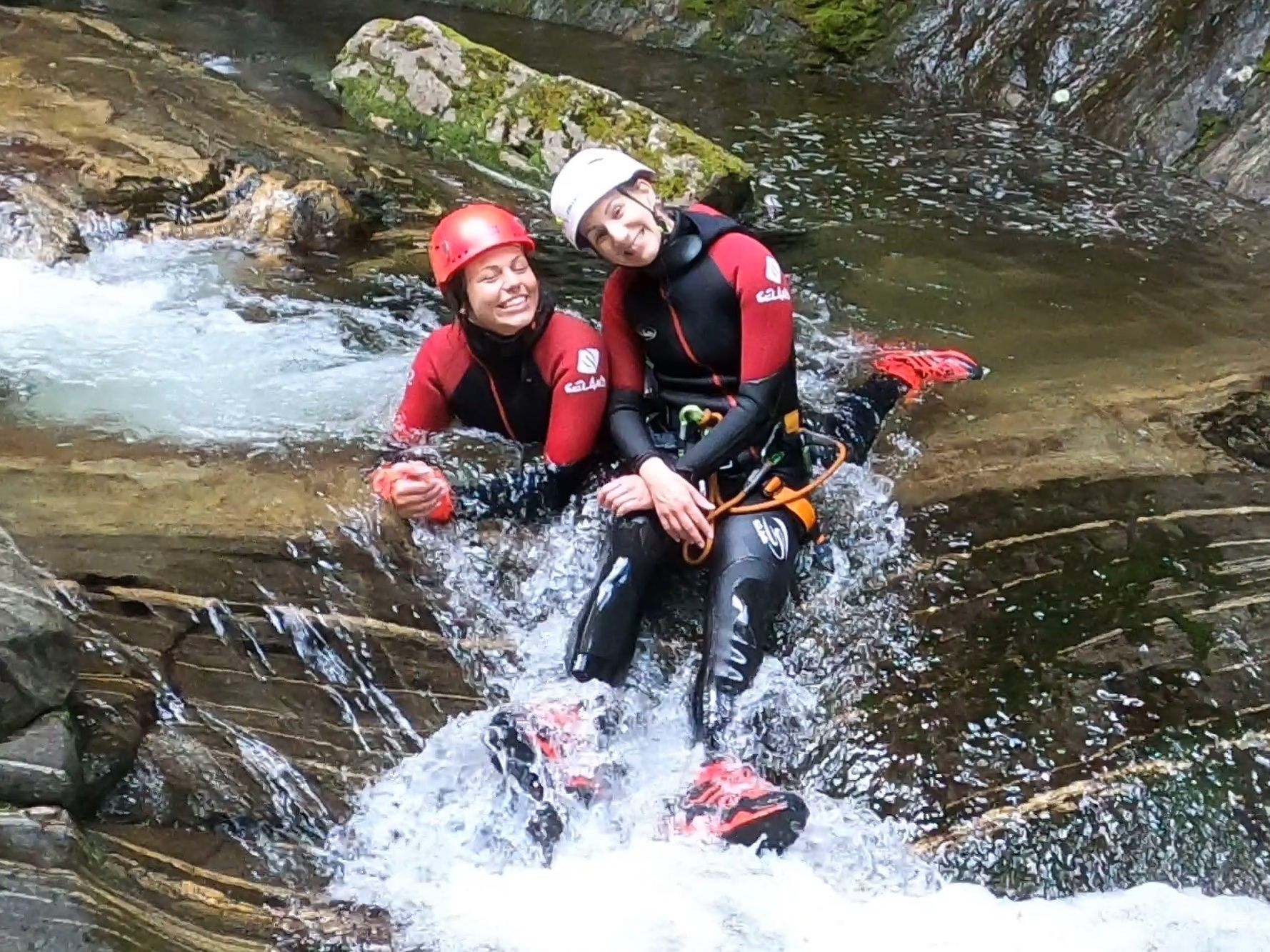 Canyoning nel Maggiatal: Vivi l'avventura con un team in estate nella natura.