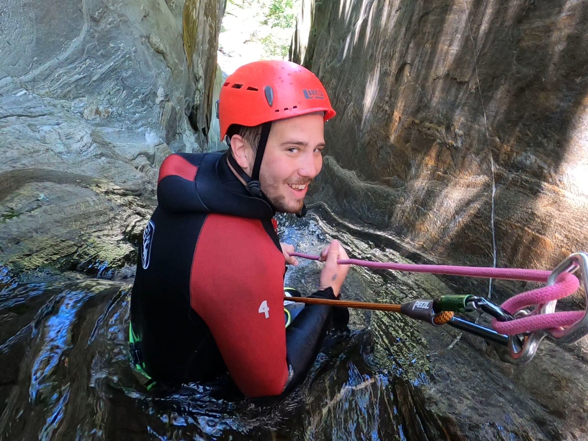 Canyoning nel Maggiatal: Vivi avventure emozionanti nella natura e scopri gole impressionanti.