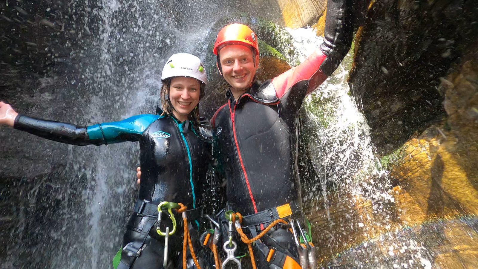 बोगेरा कैन्योनिंग: दोस्तों के साथ प्राकृतिक वातावरण में रोमांचक साहसिक अनुभव का आनंद लें।