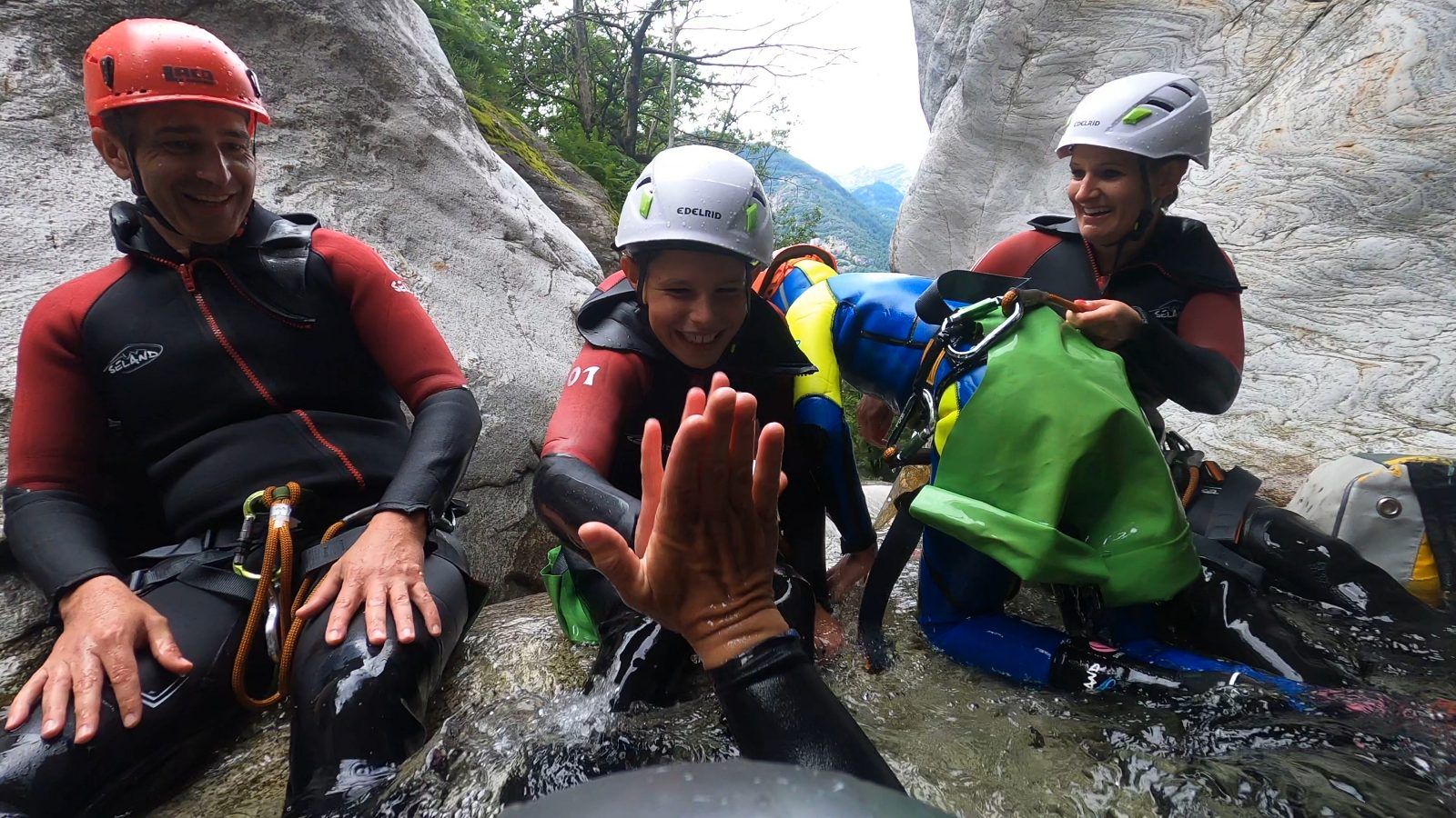 Boggera: Ζήσε συναρπαστική canyoning για οικογένειες και παιδιά στο Τίρολ με καλό καιρό.