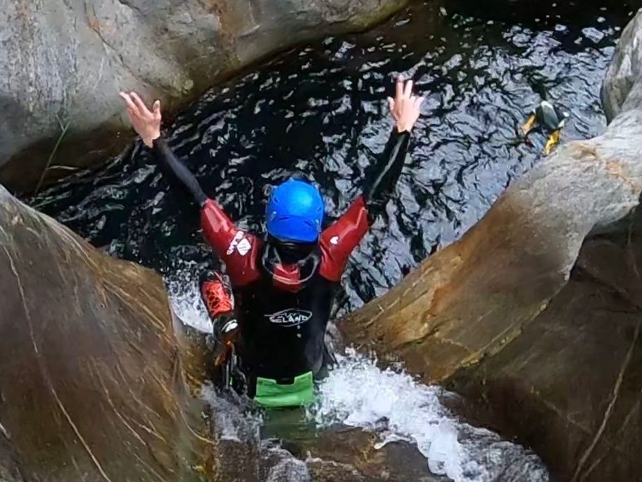 बोगेरा में कैन्योनिंग: गर्मी में प्राकृतिक वातावरण में रोमांचक कैन्योनिंग का अनुभव करें।