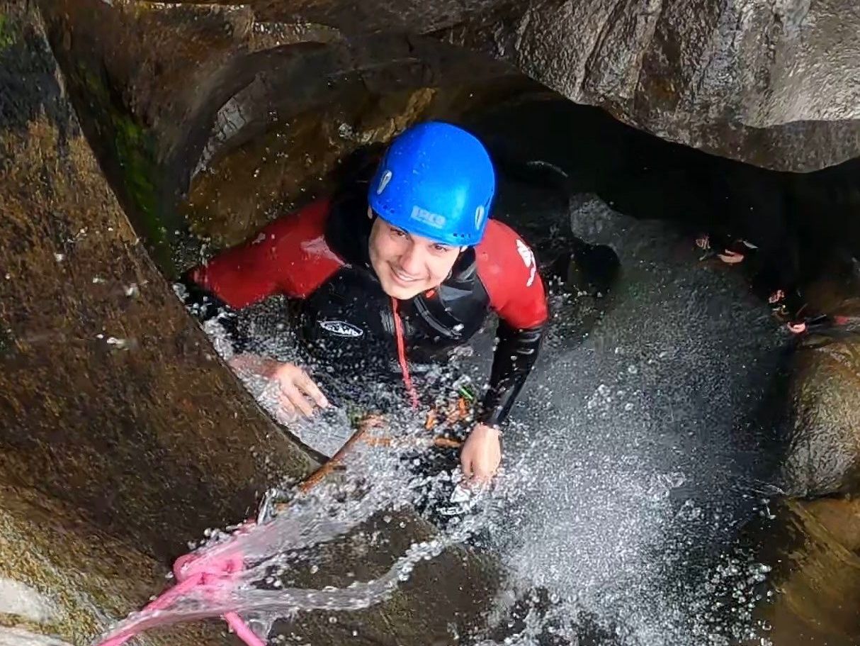 बॉग्रेरा कैनियोनिंग: गर्मियों में दोस्तों के साथ प्राकृतिक वातावरण में रोमांचक साहसिक गतिविधियों का अनुभव करें।