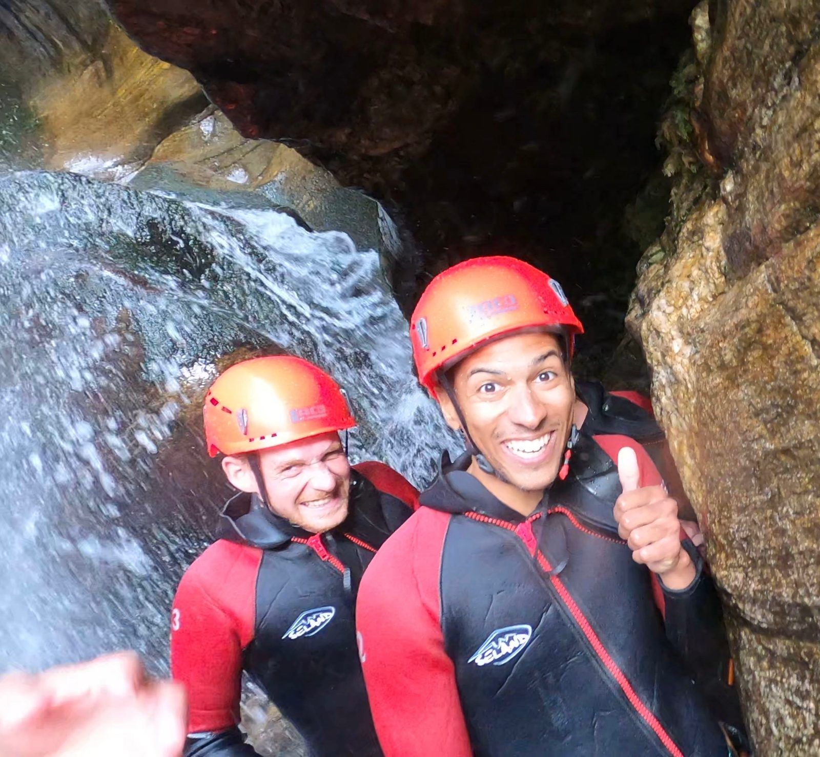 कैन्योनिंग बोगेरा: दोस्तों के साथ गर्मियों में पहाड़ों में रोमांचक साहसिक गतिविधियों का अनुभव करें।