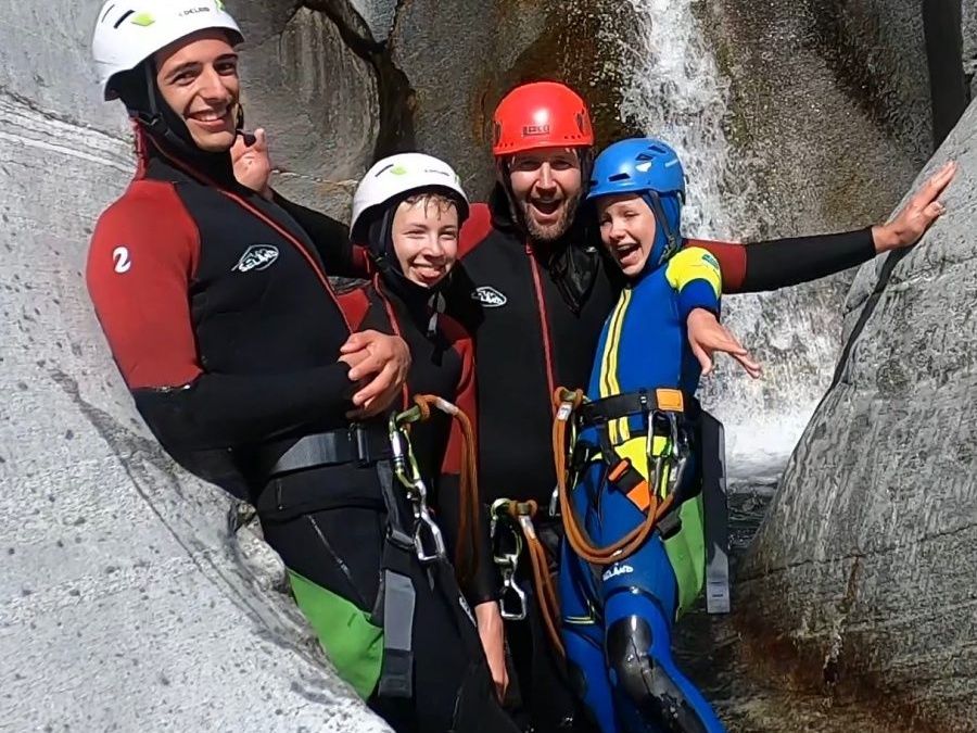 Μπόγκερα: Οικογενειακή περιπέτεια με canyoning στη φύση για παιδιά και ομάδες.
