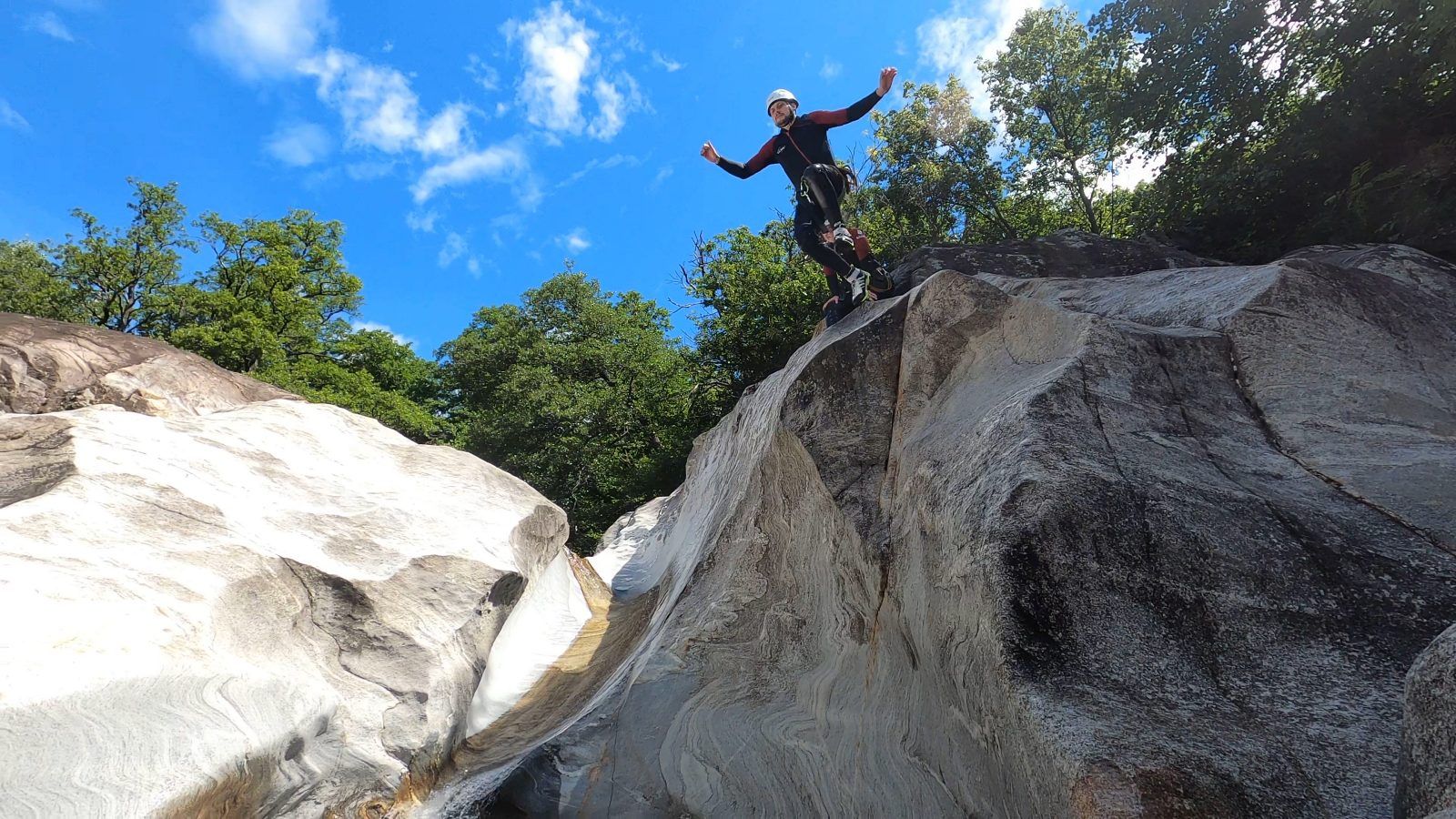 बोगेरा में कैन्योनिंग: हमारे प्राकृतिक टीम के साथ गर्मियों में कैन्योनिंग का रोमांच का अनुभव करें।