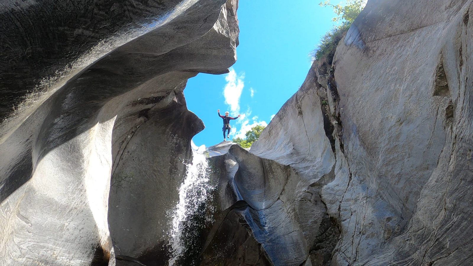 कैन्योनिंग बोघेरा: पर्वत में साहसिक यात्रा के दौरान प्राकृतिक सुंदरता में बहते हुए पानी का अनुभव करें।