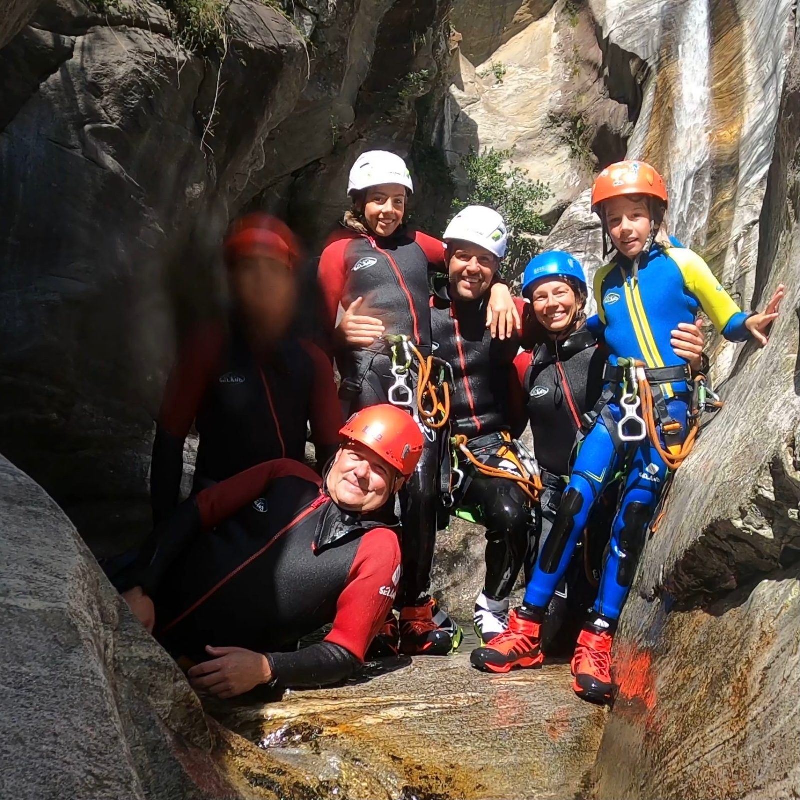 Μπόγκερα: Ενθουσιώδης οικογενειακή αναρρίχηση το καλοκαίρι στη υπέροχη φύση.