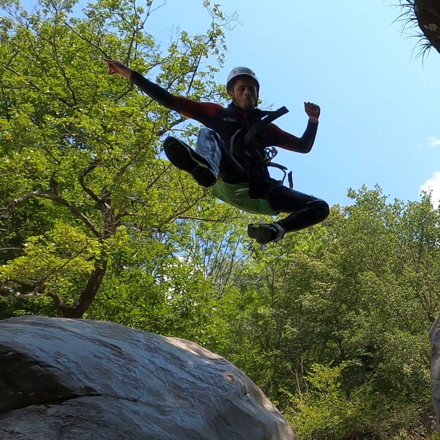 बोगेरा कैन्योनिंग: बाहरी रोमांचक साहसिक कार्य, समूह और बच्चों के लिए प्रकृति में उपयुक्त।