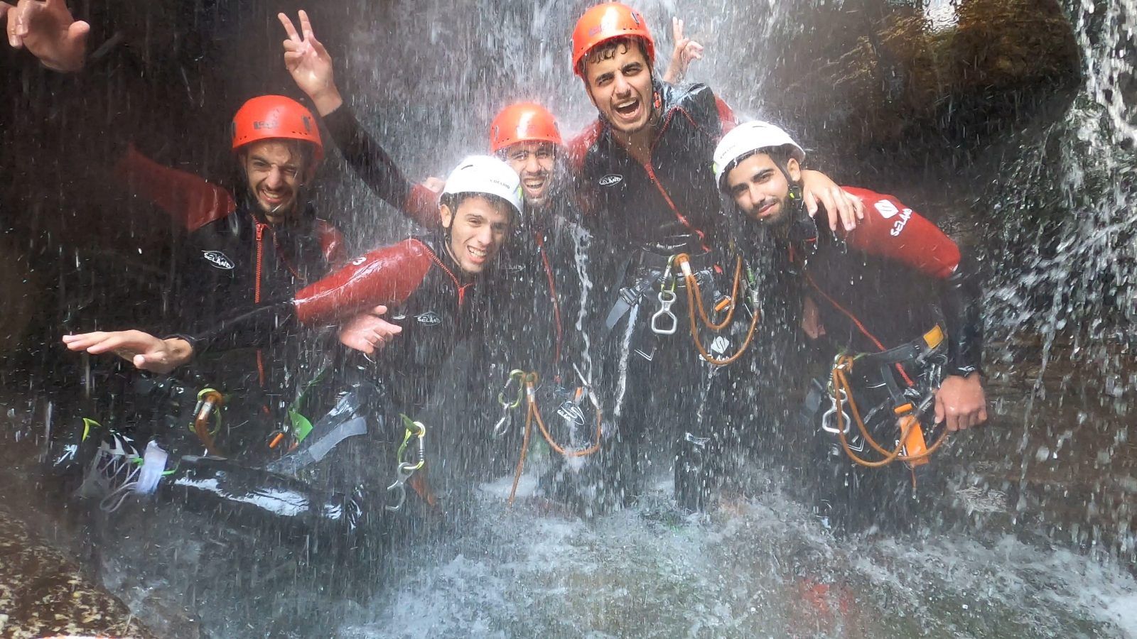 बोगेरा कैन्योनिंग: अपने टीम के साथ गर्मियों में पहाड़ियों में रोमांचक कैन्योनिंग का अनुभव करें।