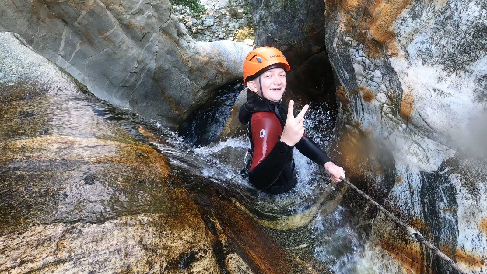 Μπόγκερα: υπέροχη οικογενειακή δραστηριότητα canyoning στη φύση με τα παιδιά.