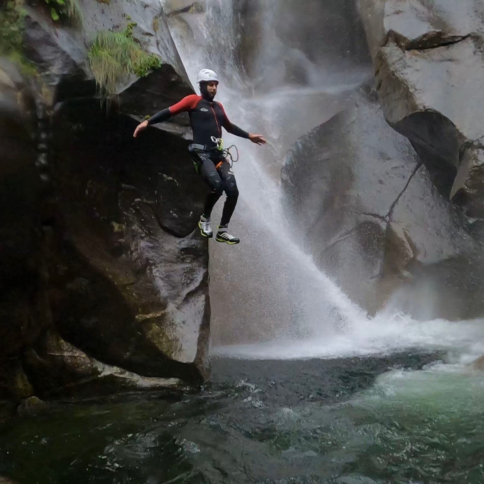 Iragna Canyoning: Experience the thrilling gorge adventure in the summer in the nature of Iragna.