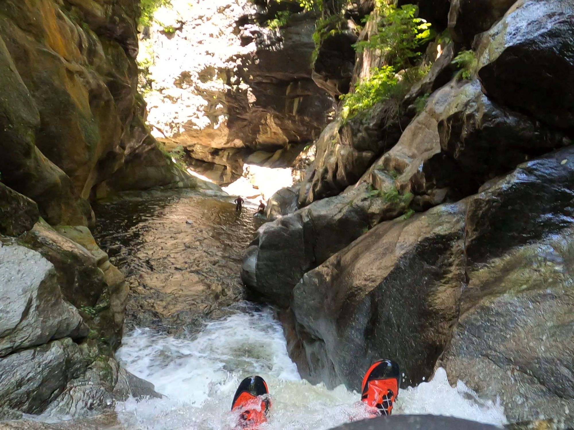 Malvaglia : aventure de rafting dans le canyon avec chute d'eau, idéal pour les amoureux de la nature et les amateurs d'aventure.