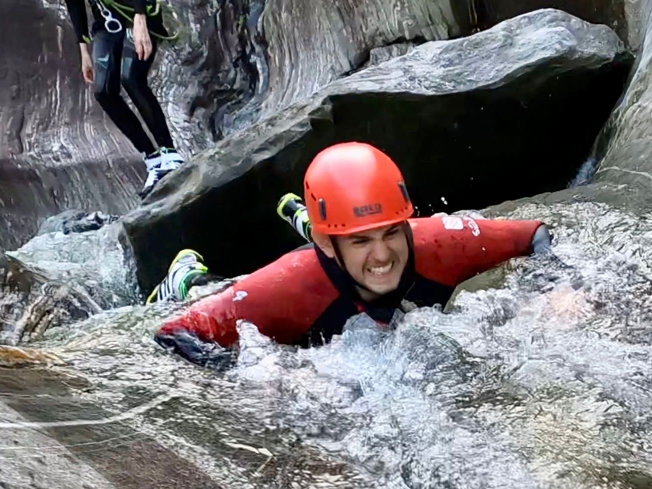 Canyoning nella Maggiatal: avventure emozionanti in acqua circondati da natura impressionante.