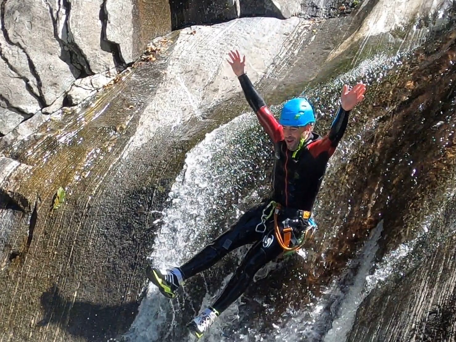 Canyoning nel Maggiatal: Vivi l'emozione di calarti tra le cascate e nella natura mozzafiato.