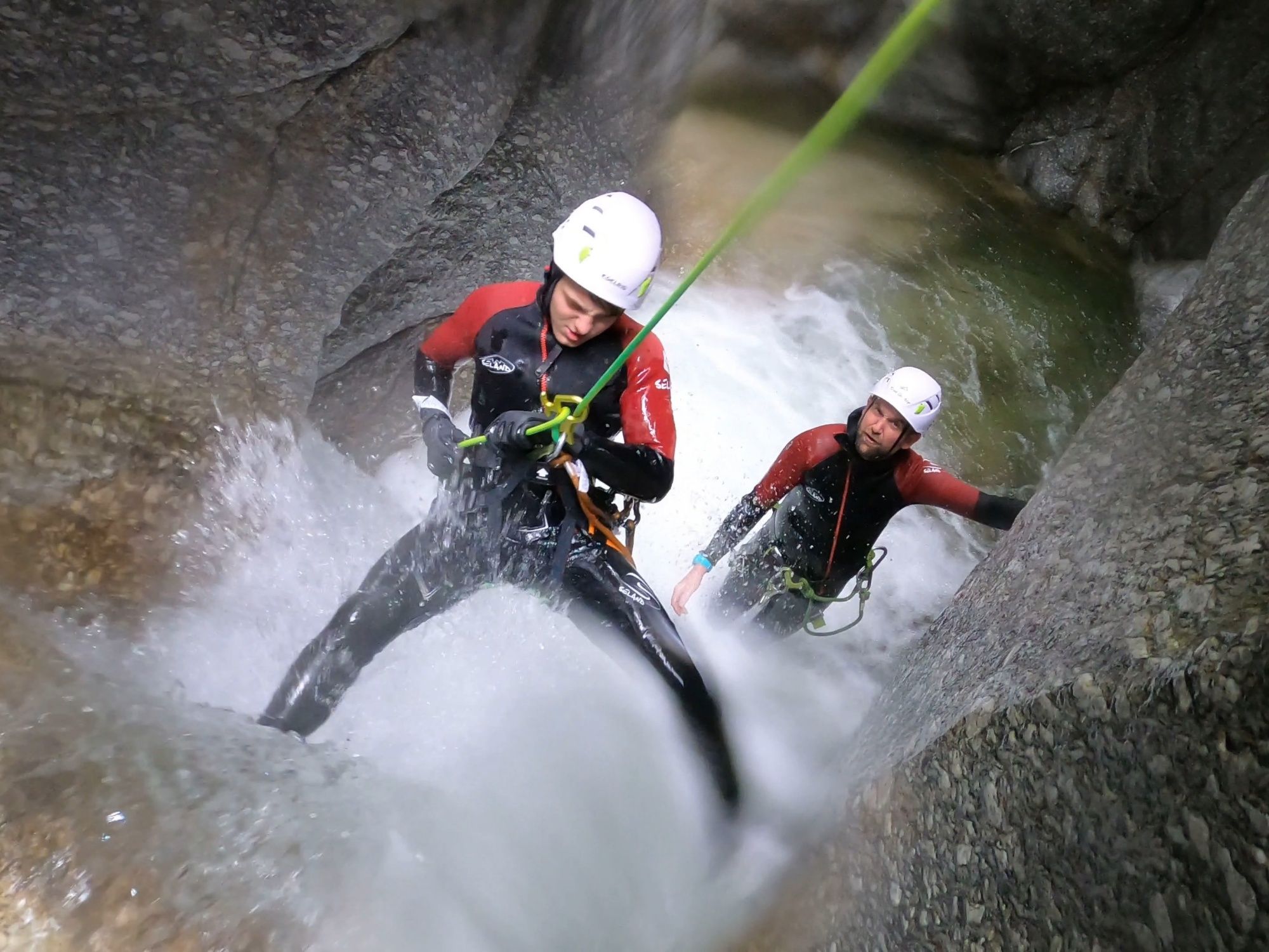 Pontirone Gola: Canyoning con amicizia nella natura, avventure emozionanti da vivere in estate.