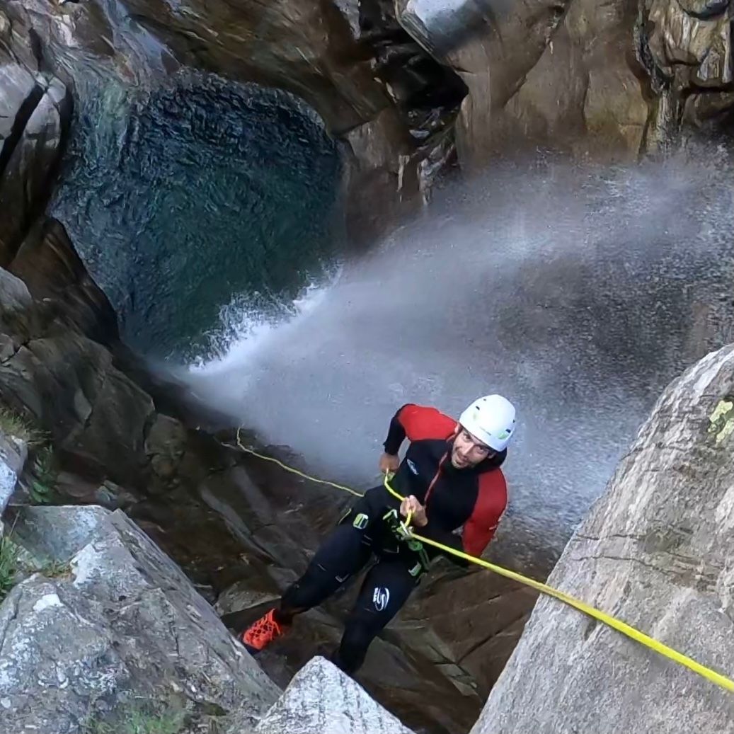 Spływ kanionowy w wąwozie Iragna: Ekscytująca przygoda podczas zjeżdżania na linie w naturze.