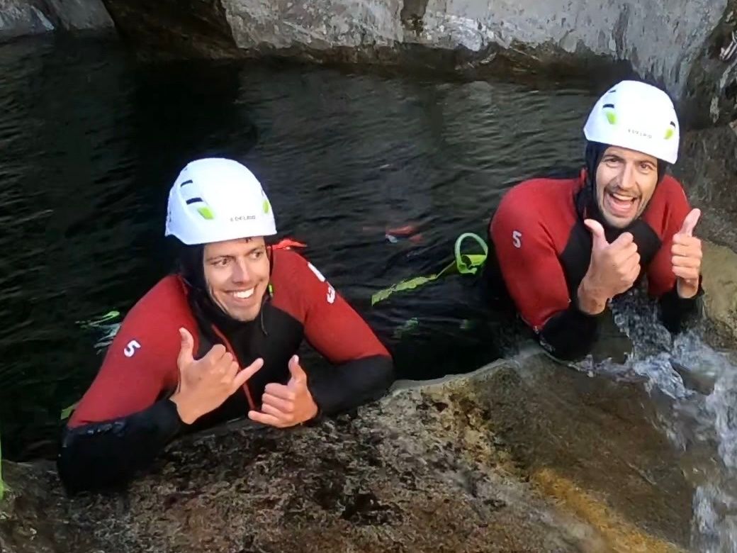 Krajobrazowa kanioningowa przygoda w Iragna: grupa zanurza się w naturze, zabawa w wodzie, idealna letnia aktywność