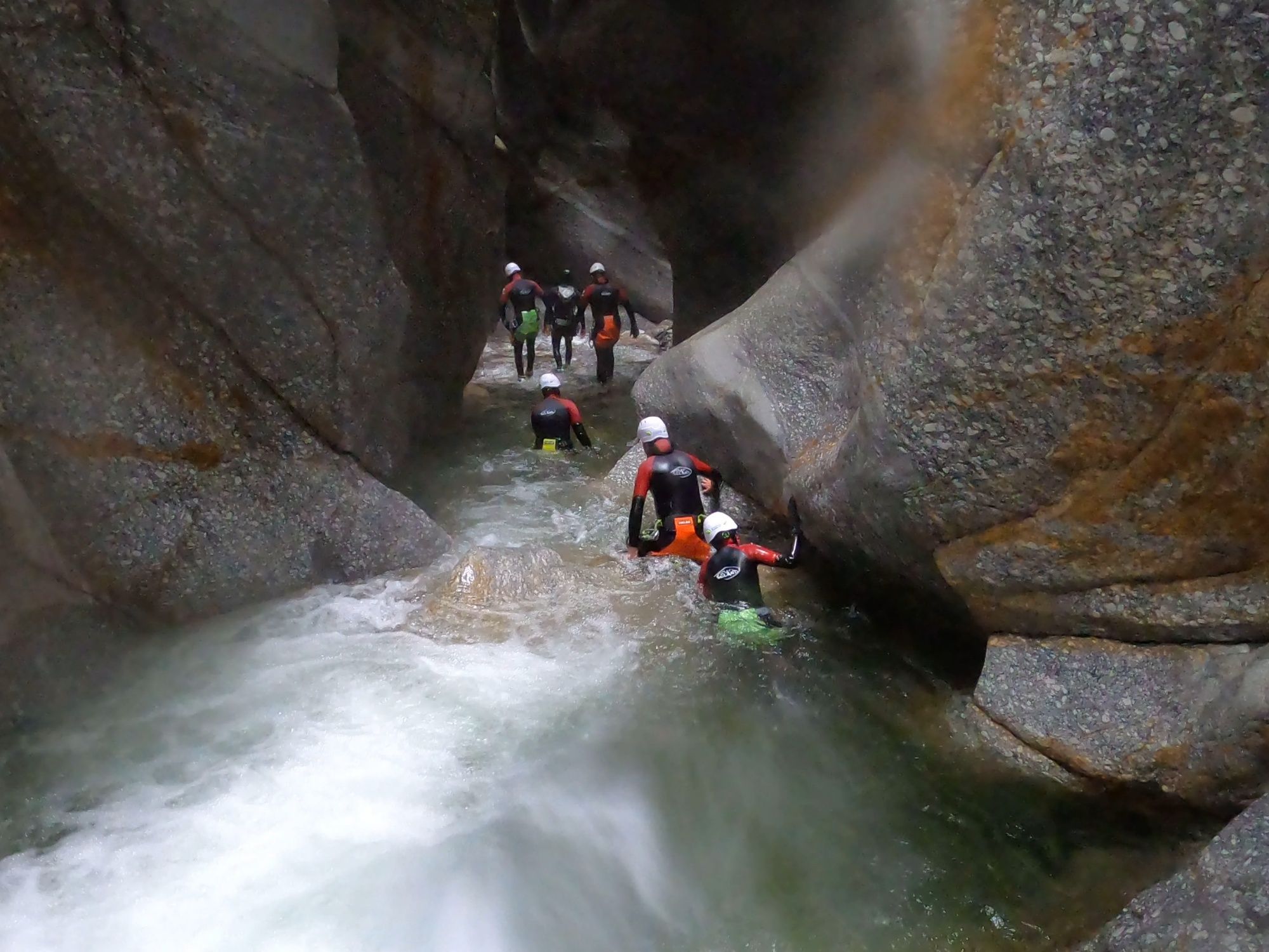 Gola di Pontirone: Team di canyoning in acqua tra le rocce, esperienza naturale emozionante per gruppi.