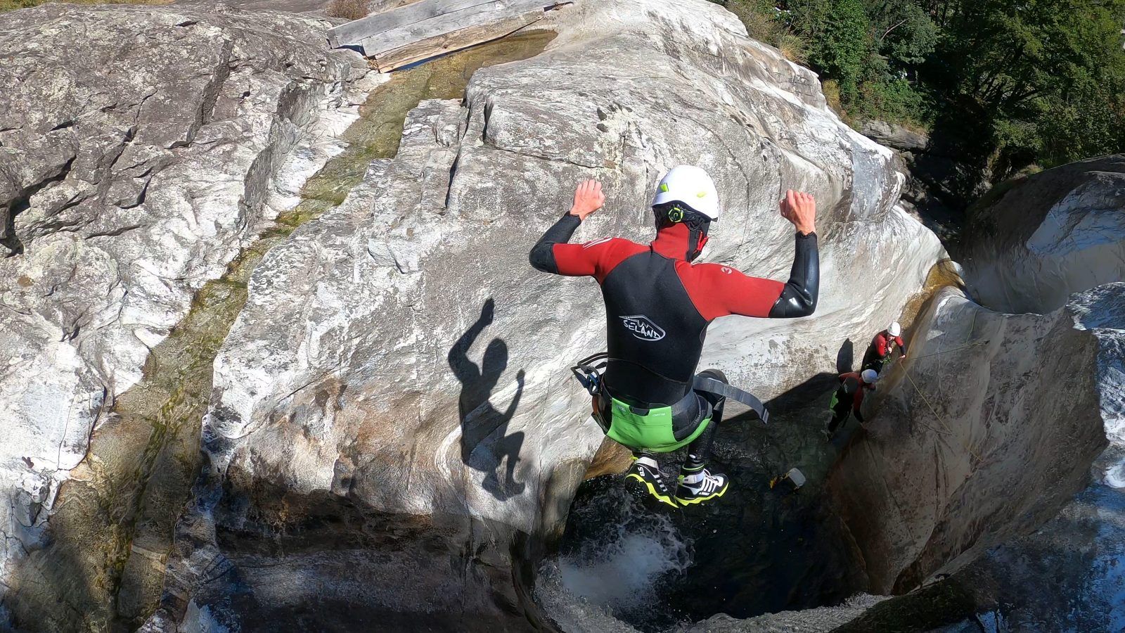 बोगेरा कैन्यॉनिंग: गर्मियों के दौरान प्रकृति में रोमांचक साहसिक गतिविधि।