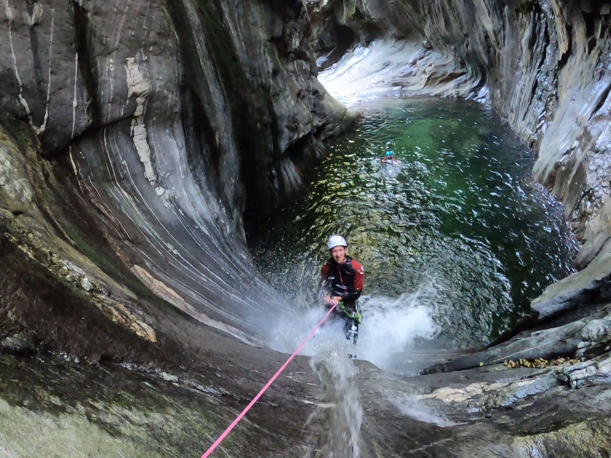 Canyoning nel parco naturale con un gruppo nell'acqua cristallina, perfetto per gli amanti dell'avventura.
