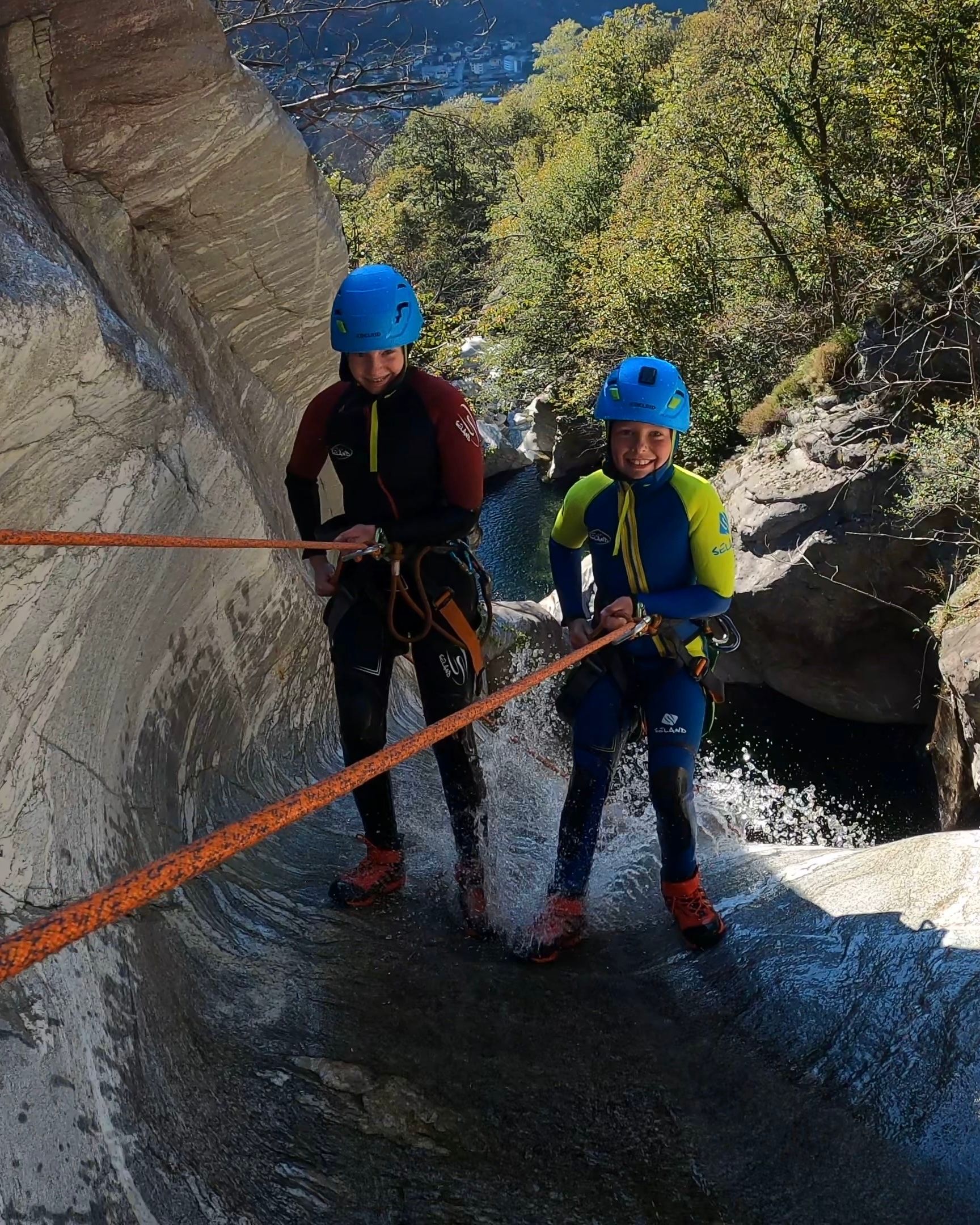 Boggera: Αναρρίχηση με οικογένειες στη φύση, καλοκαίρι στον ποταμό με επαγγελματίες οδηγούς.