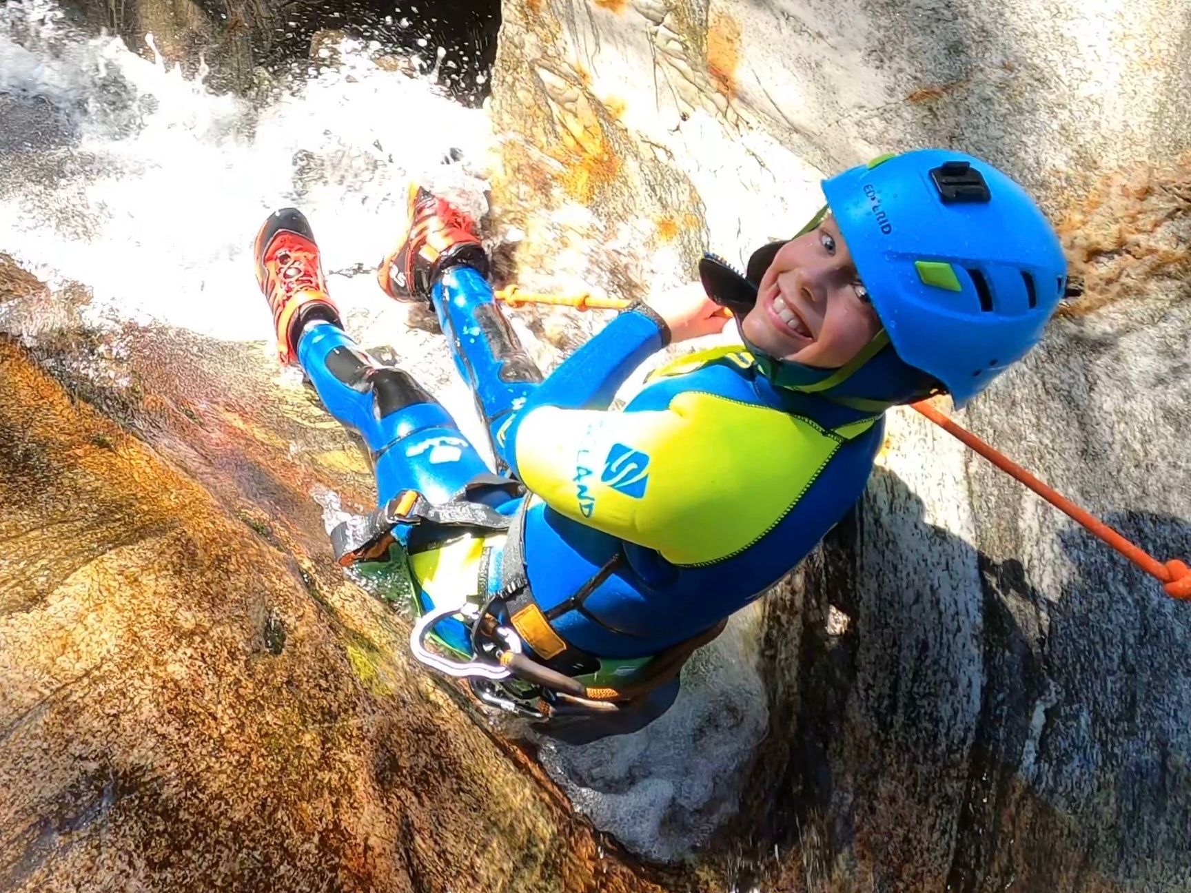 Μπογγέρα: Φιλί σε canyoning στη φύση, διασκέδαση με οικογένεια και φίλους το καλοκαίρι.