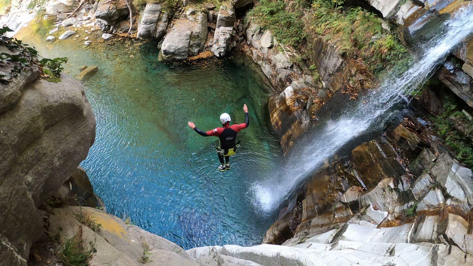 कैन्योनिंग बोगेरा: अद्भुत प्राकृतिक वातावरण में साफ़ पानी में साहसिक गतिविधियां अनुभव करें।