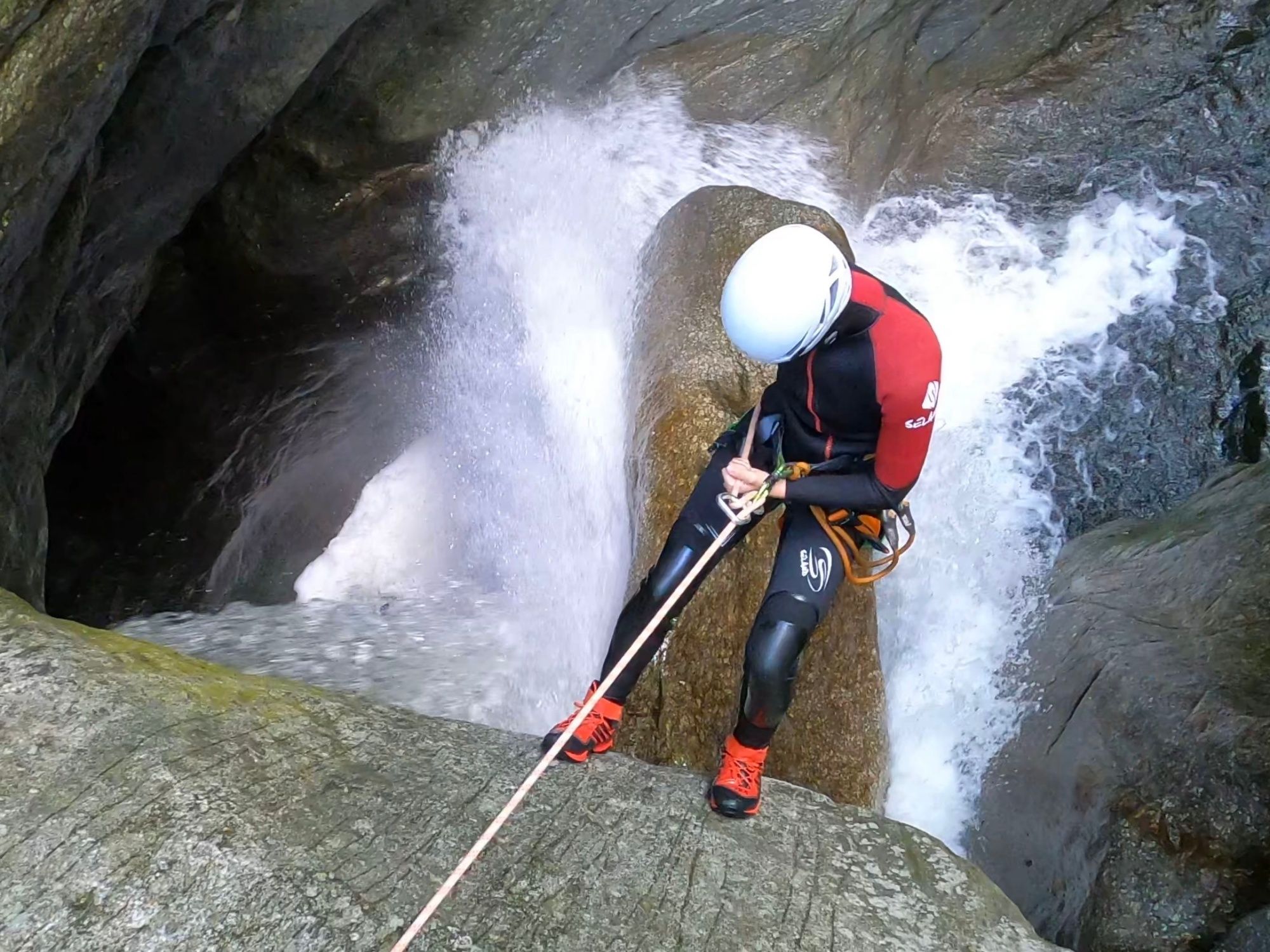 Malvaglia: Vive una emocionante aventura de canyoning en la naturaleza virgen de Malvaglia en verano.