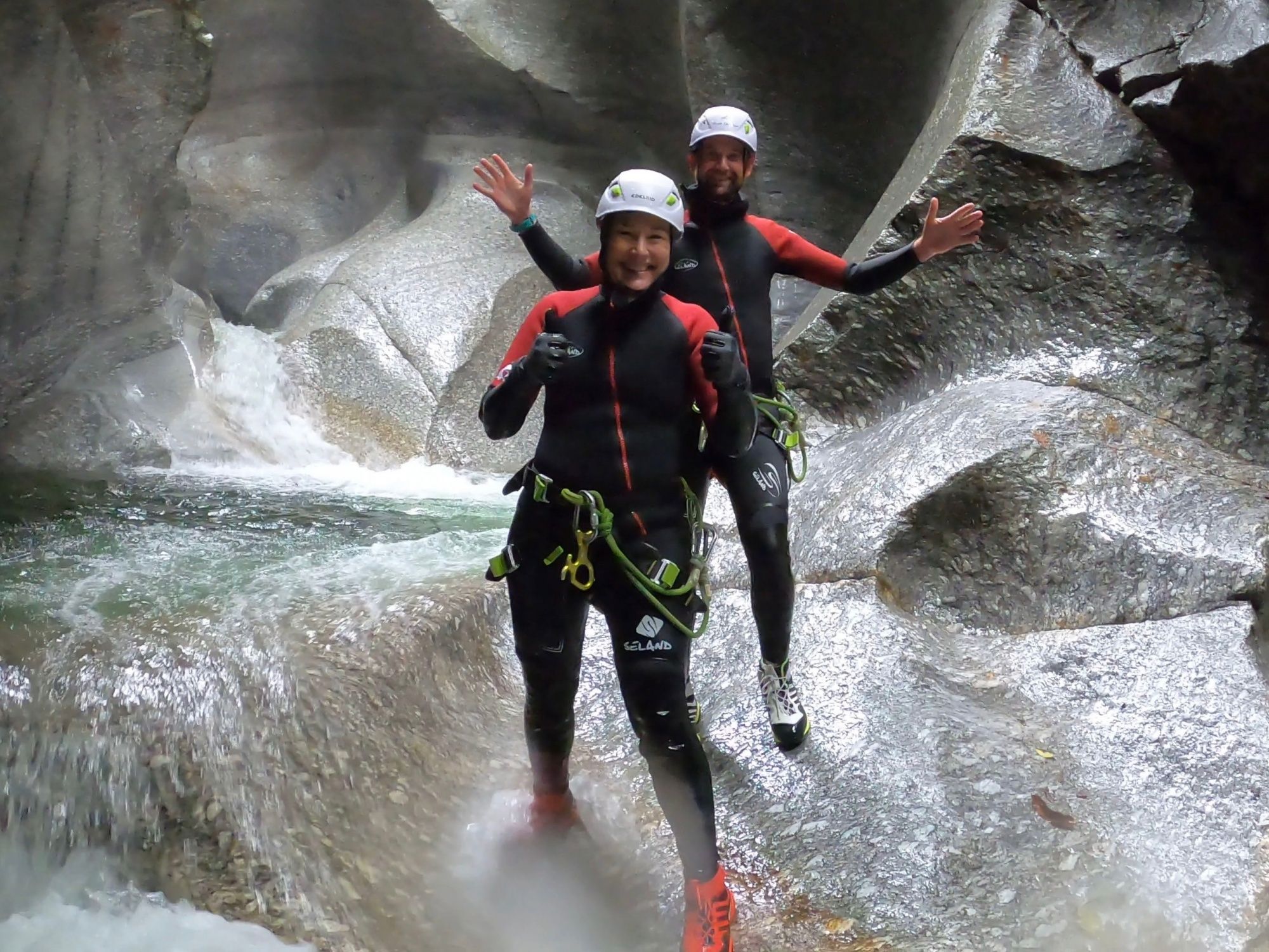 Gola di Pontirone: Vivi il canyoning con amici nella straordinaria natura dell'Italia.