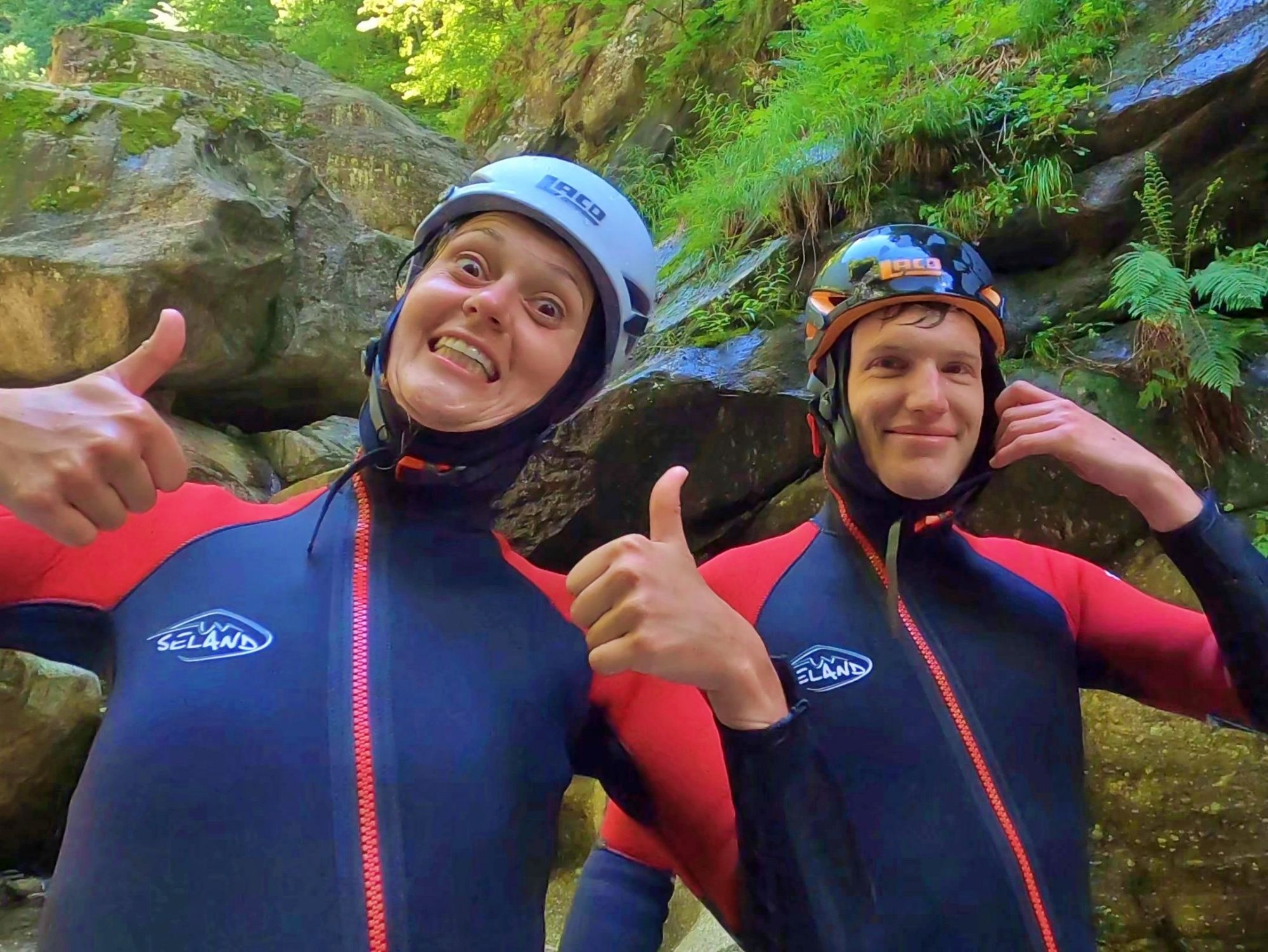 Malvaglia: Dos aventureros de canyoning felices en la naturaleza, ideal para grupos y niños.