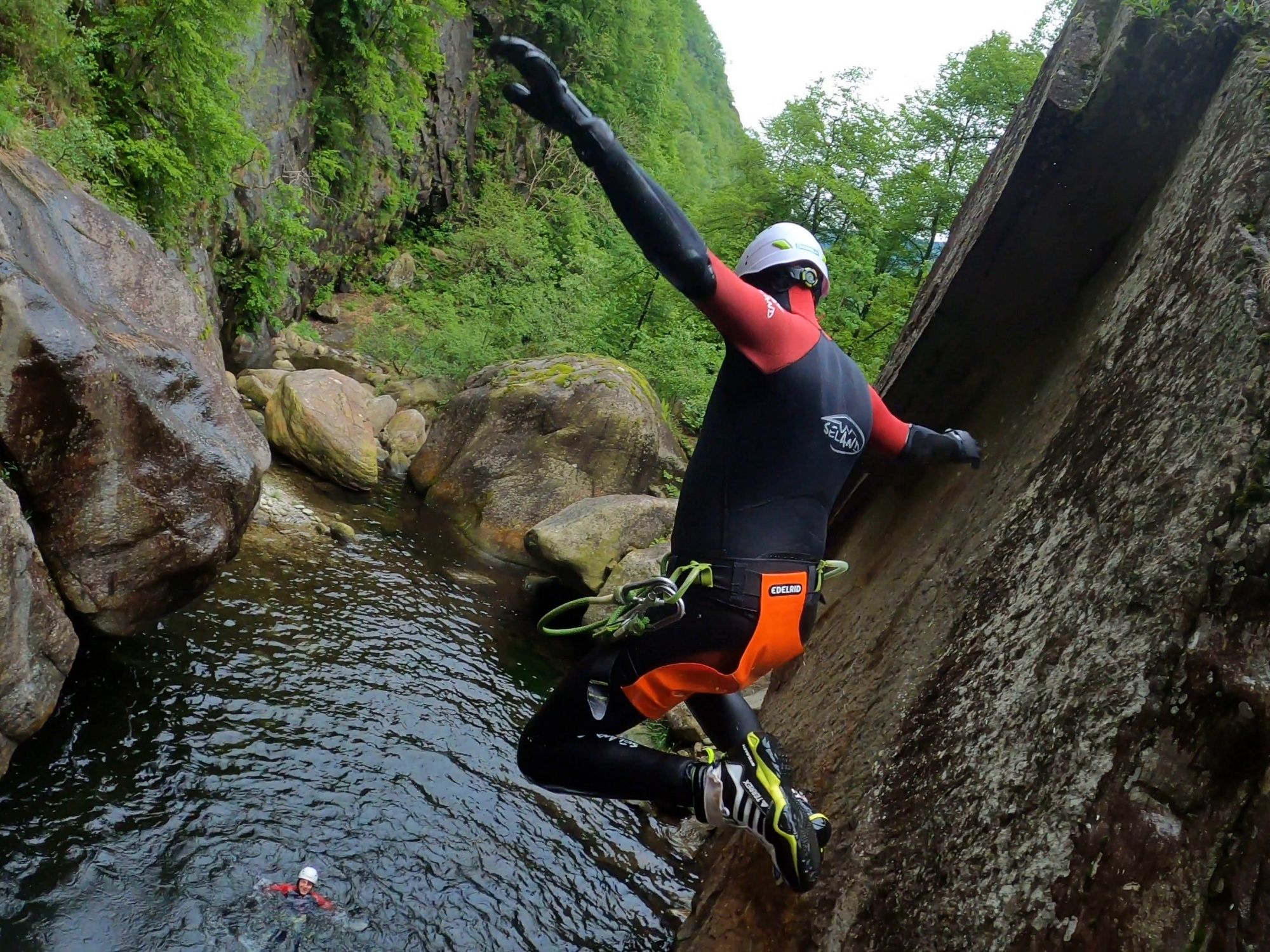 Malvaglia: Canyoning en la aventura de la naturaleza con impresionantes acantilados y cascadas.