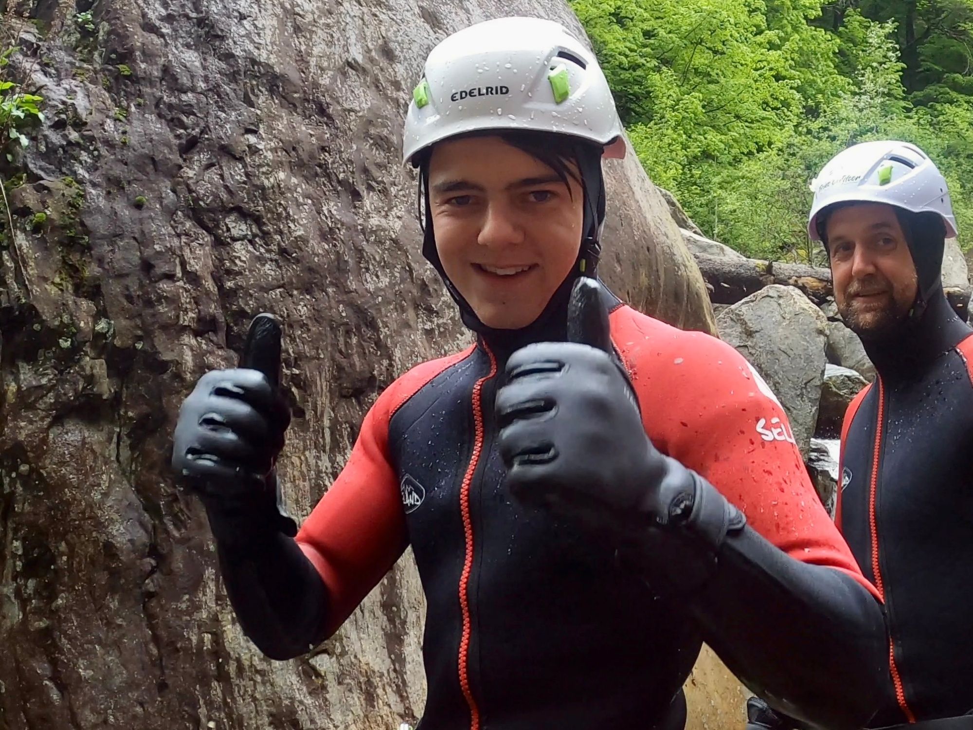 Canyoning en Malvaglia: Vive la aventura en verano con amigos en la impresionante naturaleza.