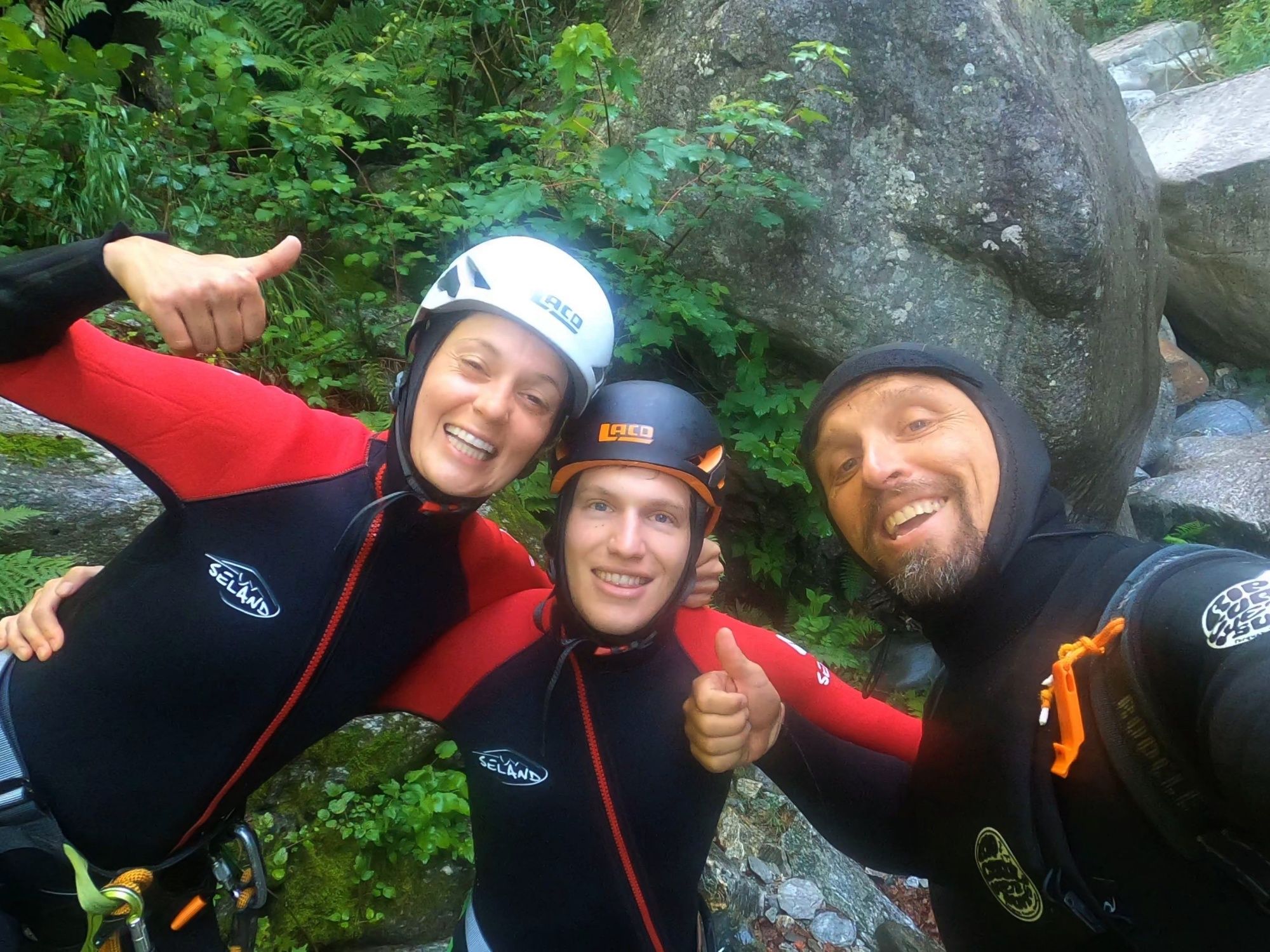 Malvaglia: Aventura de canyoning con amigos en la naturaleza, terreno perfecto para actividades de verano.