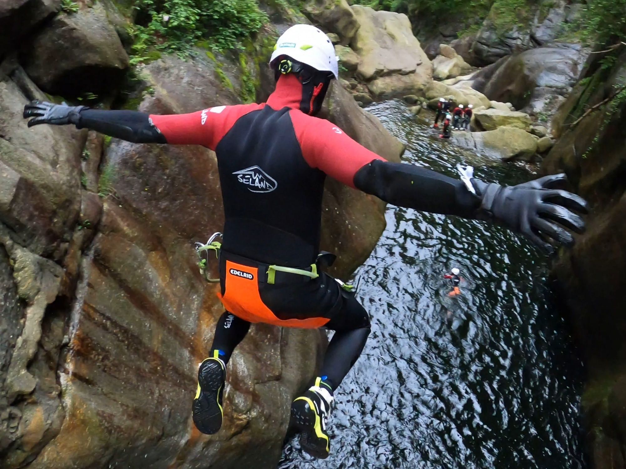 Malvaglia Canyoning: Experimenta acción en la naturaleza con amigos y una experiencia inolvidable.