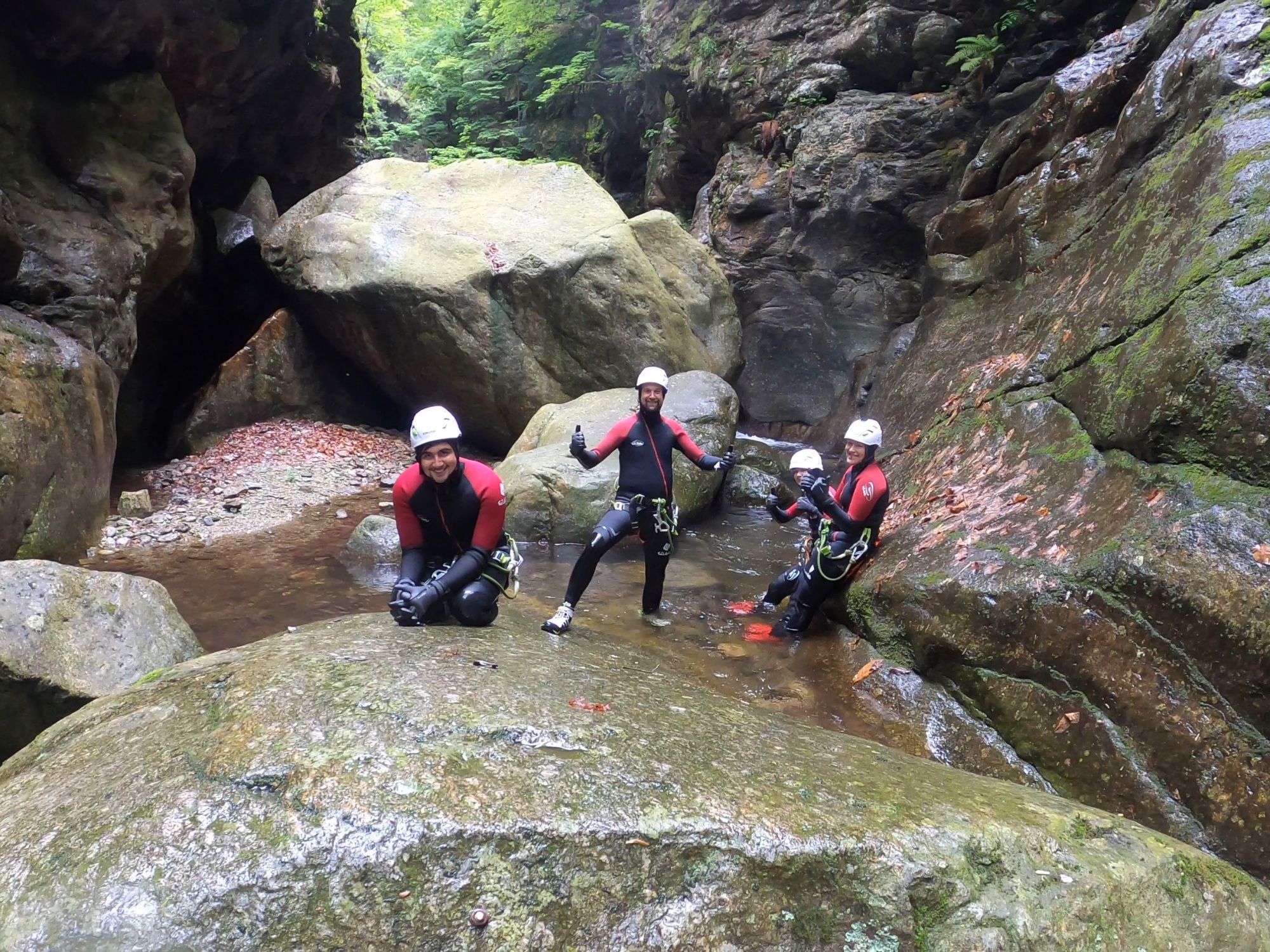 Malvaglia Canyoning: Vive emocionantes aventuras en aguas bravas con amigos en la naturaleza.