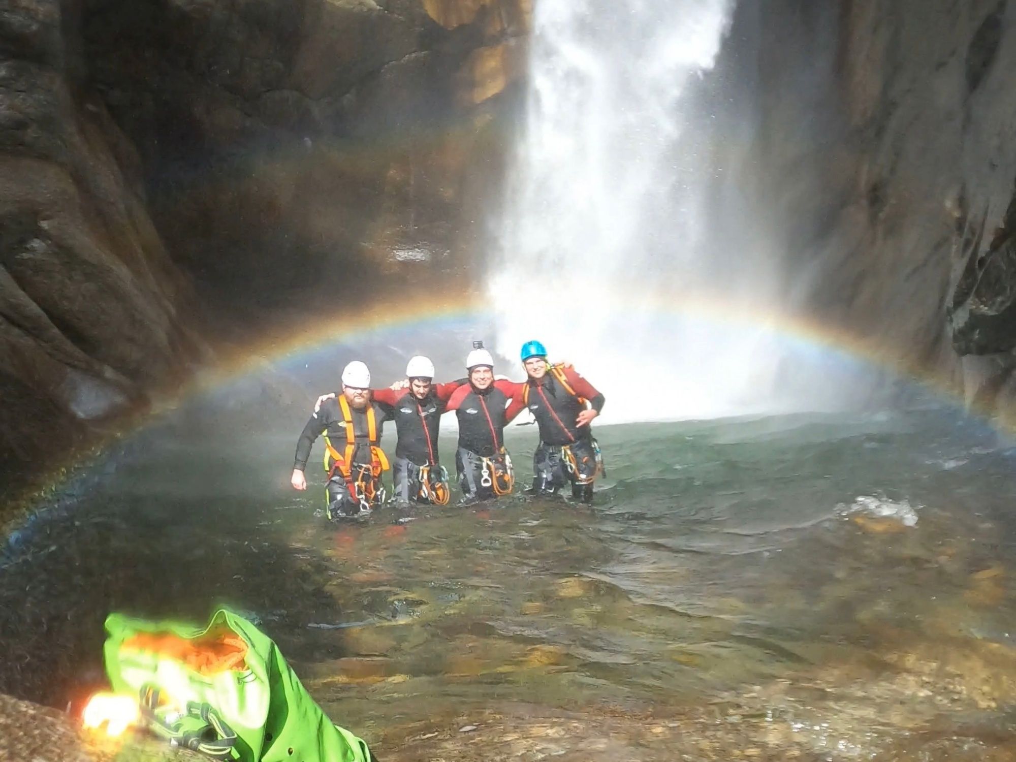 Gola di Pontirone: Canyoning con amici in estate in un paesaggio naturale pittoresco