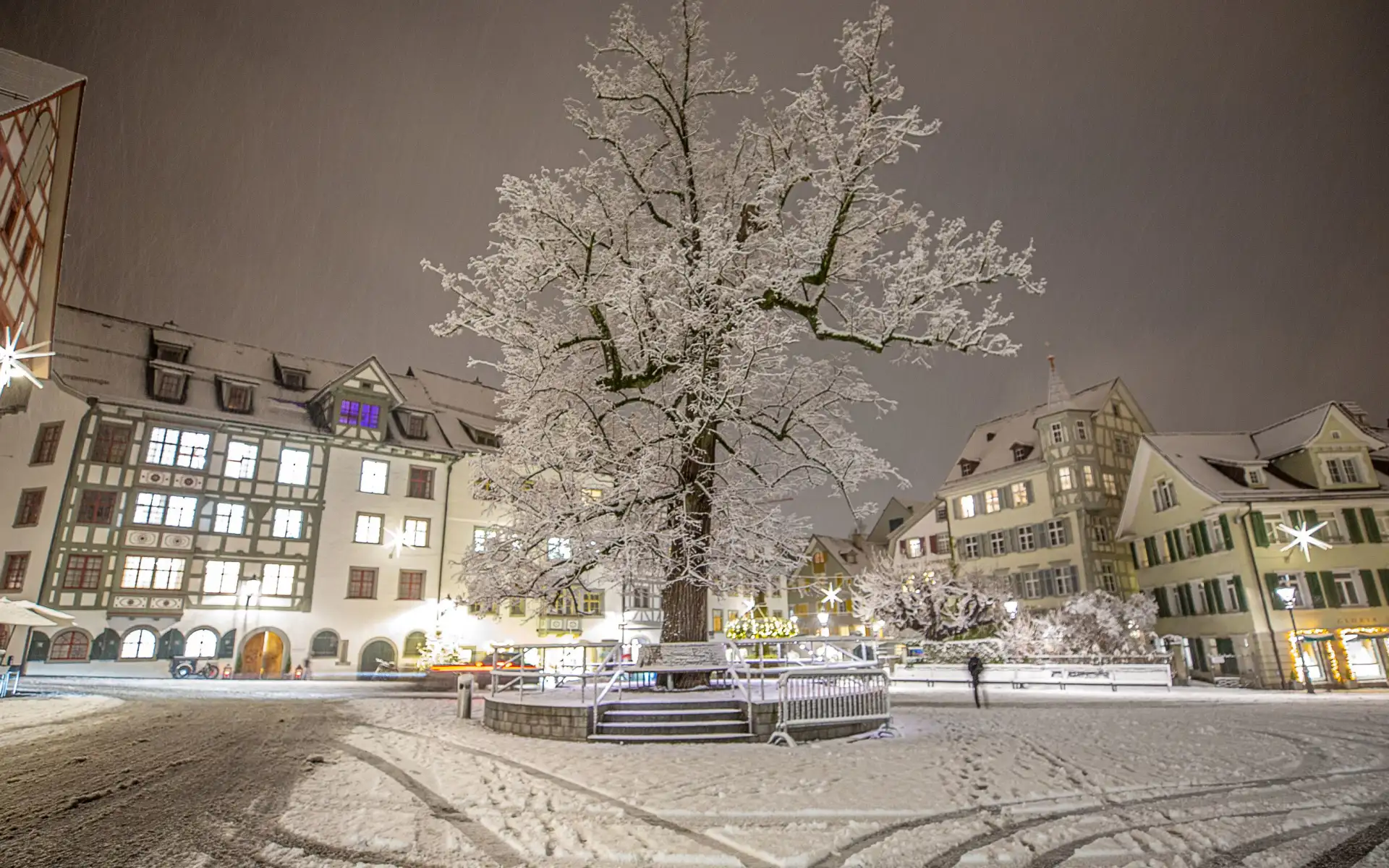 Gallusplatz St. Gallen en invierno, árbol adornado, nieve