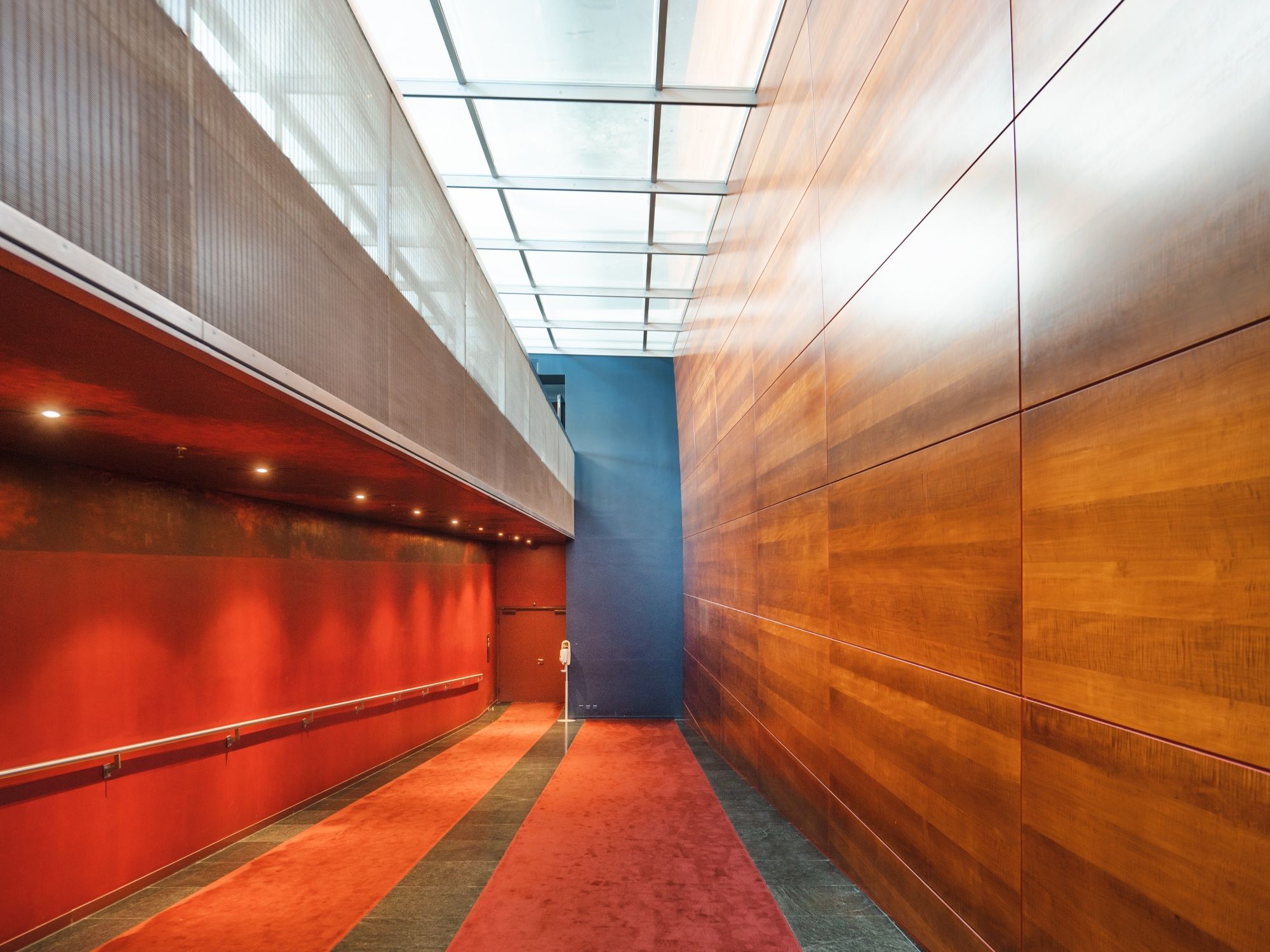 KKLギャング：ルツェルンの木製と赤い壁の現代的な内装。