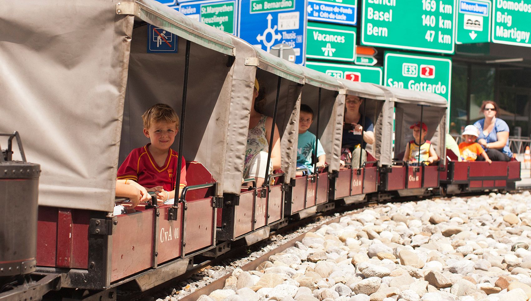 Τρένο κήπου στο Λουζέν με παιδιά που θα το οδηγήσουν