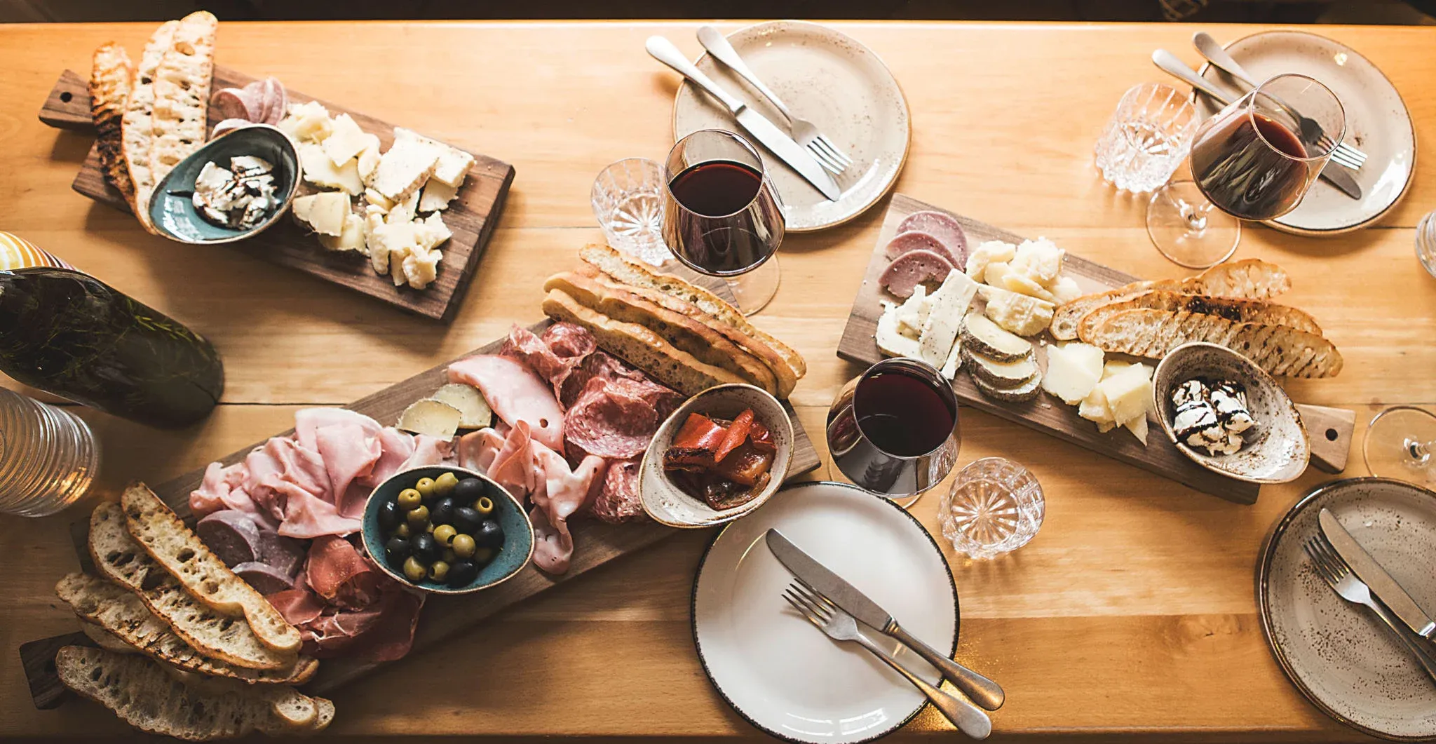 ポルタリング：居心地の良い雰囲気の中で、ソーセージ、チーズ、ワインを楽しむアペロ。