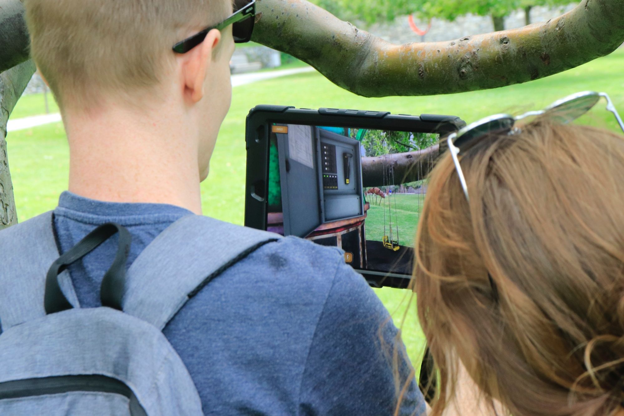 Pencuri Pikiran: Temukan petualangan dan alam dengan tim saat bermain di luar ruangan.