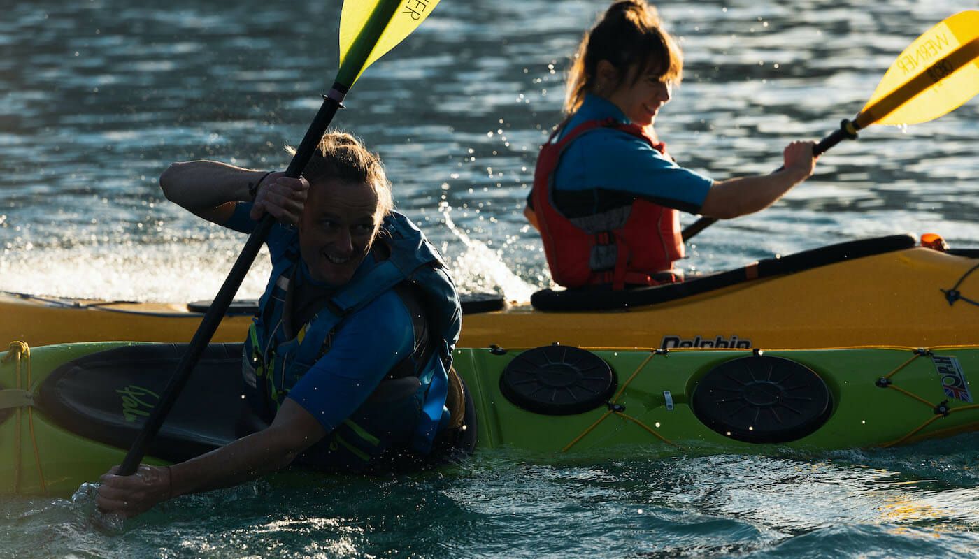 Zorganizowana wycieczka kajakowa po Jeziorze Brienz, uczestnicy płyną kajakiem przy słonecznej pogodzie.