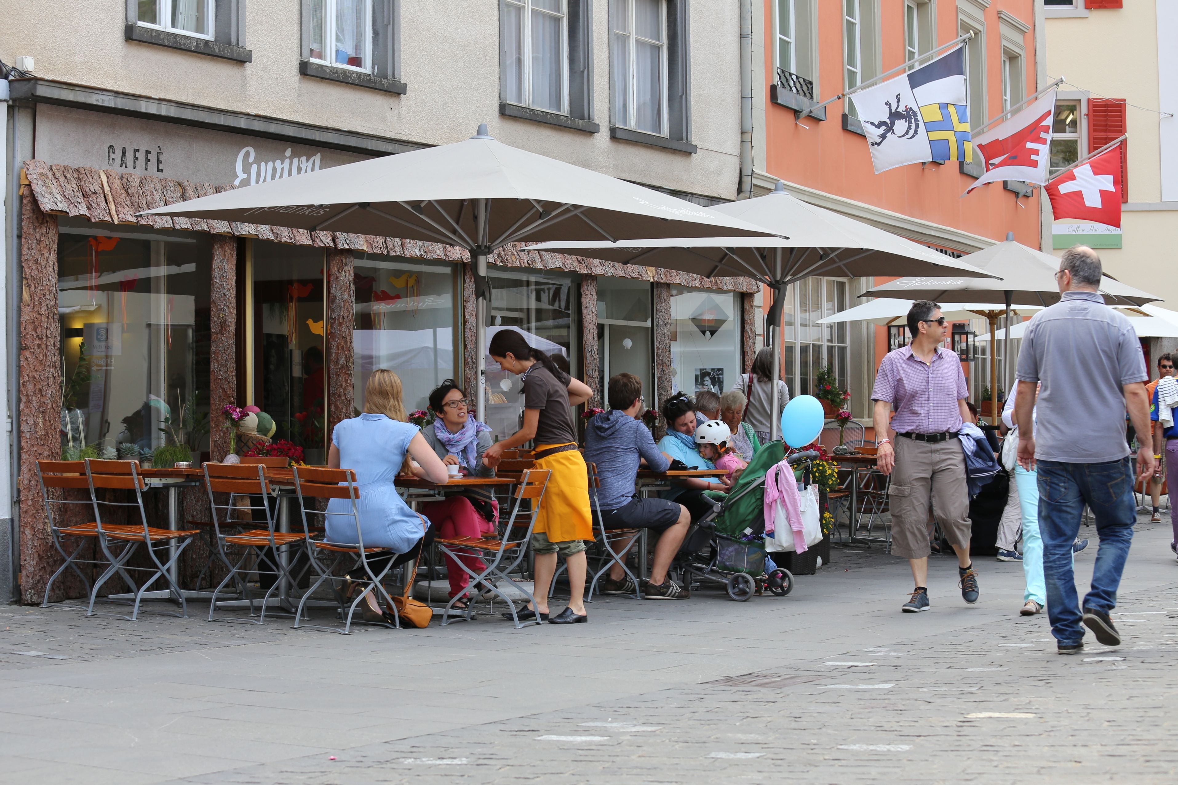 جيلاتيريا إيفيفا في خام في الصيف مع الضيوف، على التراس، حياة المدينة