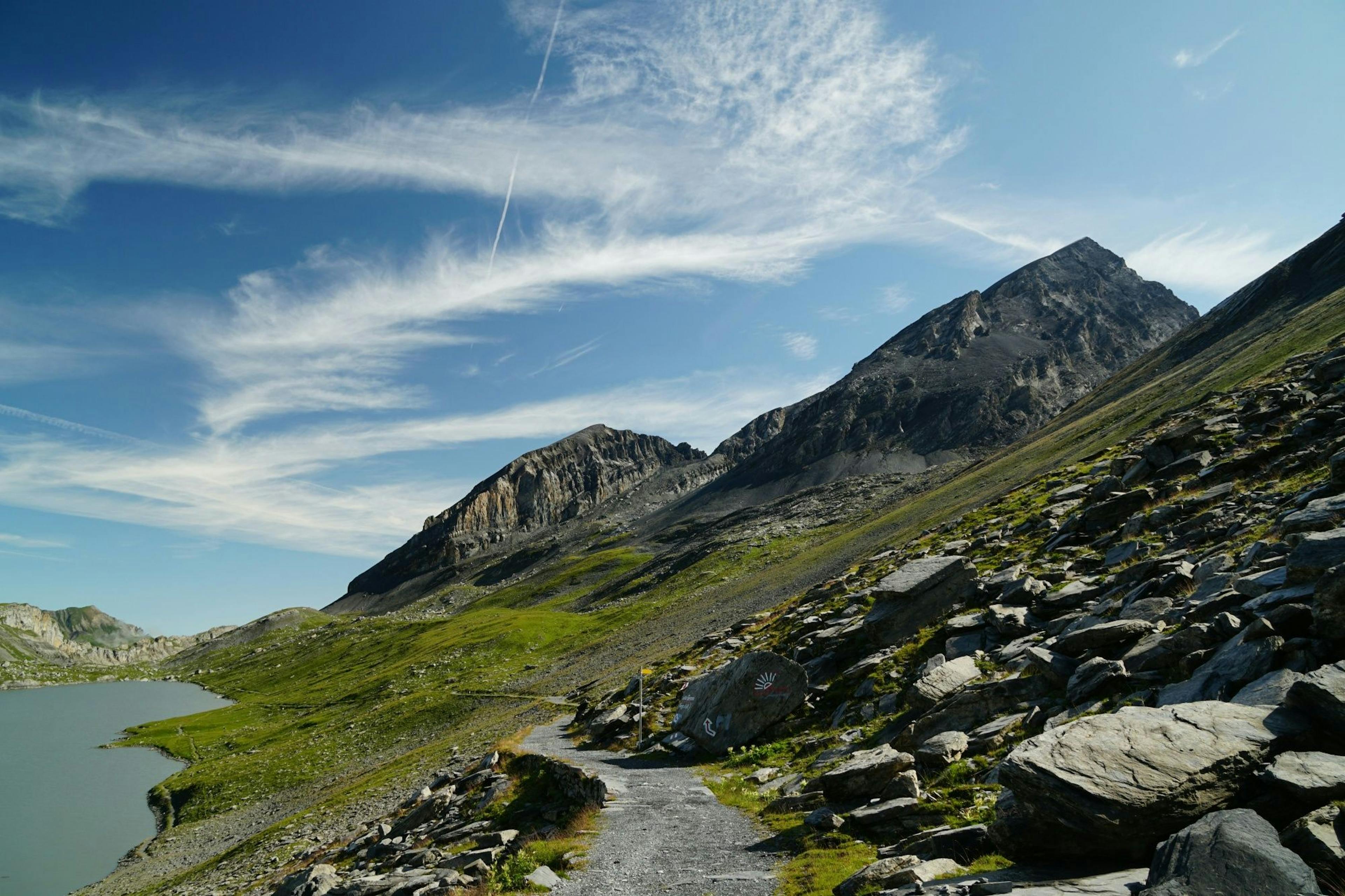 Gemmipass: Paesaggio montano pittoresco con laghi limpidi e pendii ripidi, ideale per gli escursionisti.