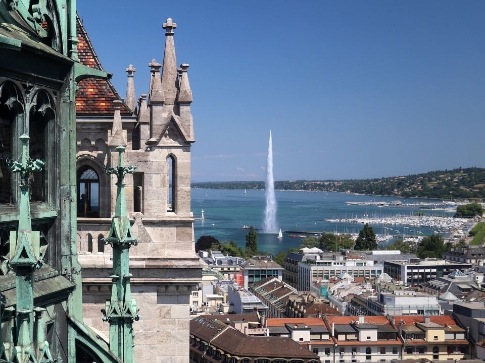 Katedra w Genewie: widok na Jezioro Genewskie z Jet d'Eau i miastem Genewa.