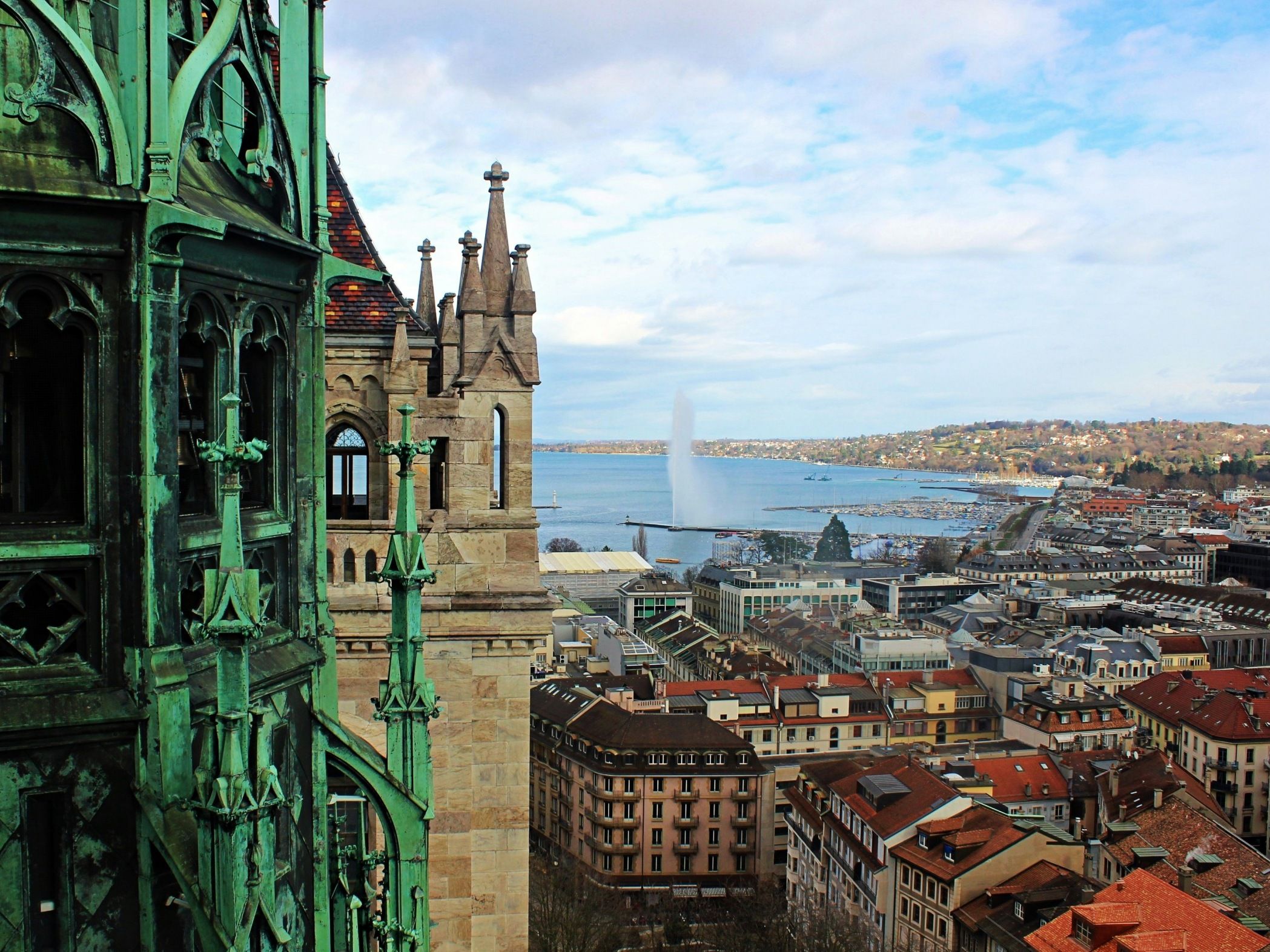 Genewa: Widok na Jezioro Genewskie i fontanna z historycznymi budynkami w tle.