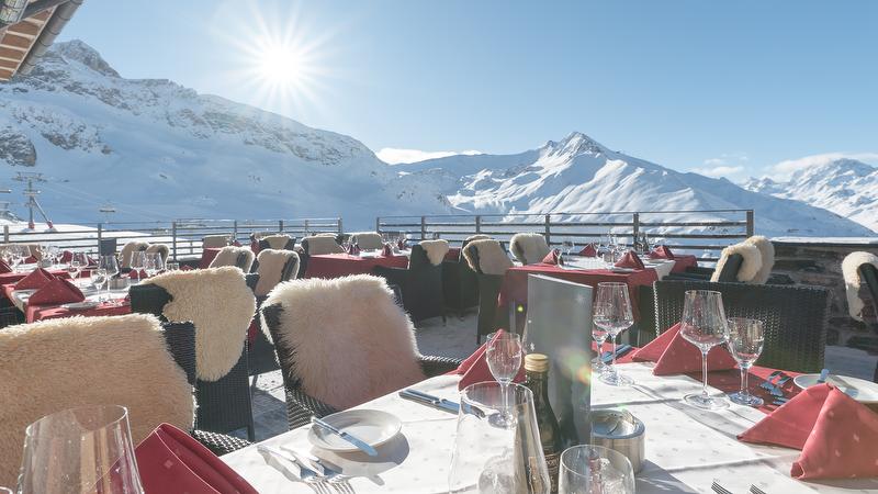 Skifahren im Gustav Bergrestaurant mit herrlichem Blick auf schneebedeckte Berge und gemütlicher Atmosphäre.